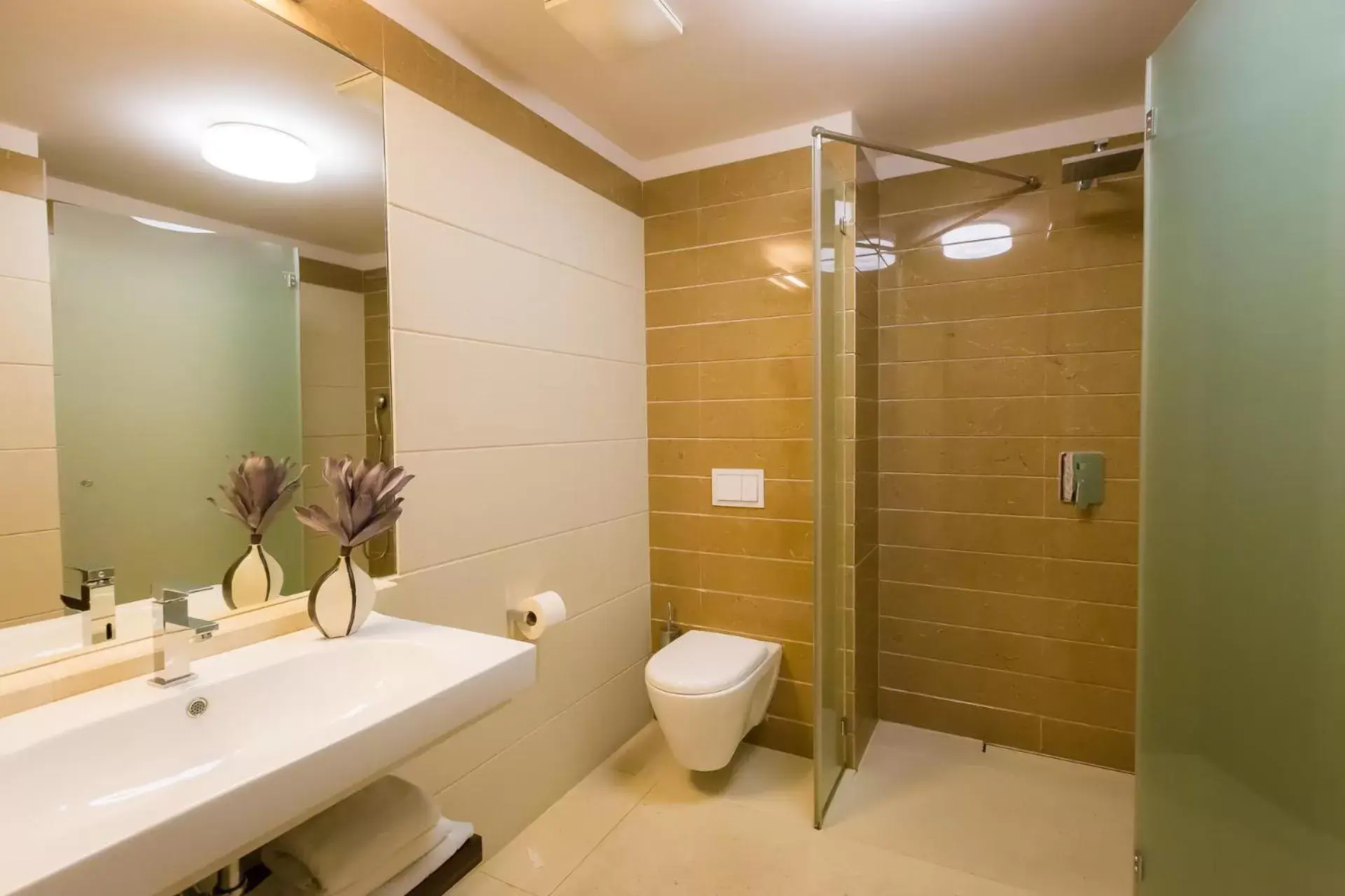 Bathroom in Duna Garden Hotel