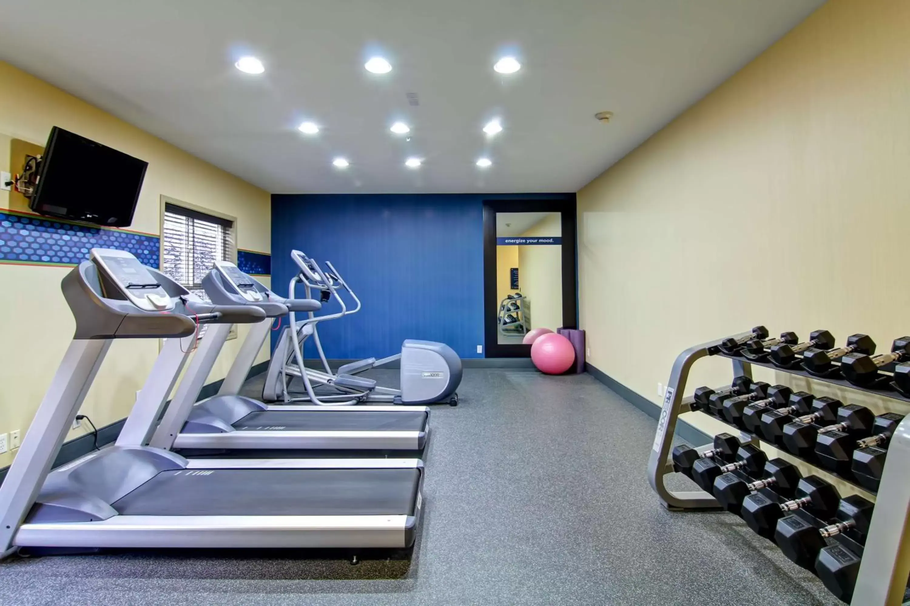 Bed, Fitness Center/Facilities in Hampton Inn by Hilton Kamloops