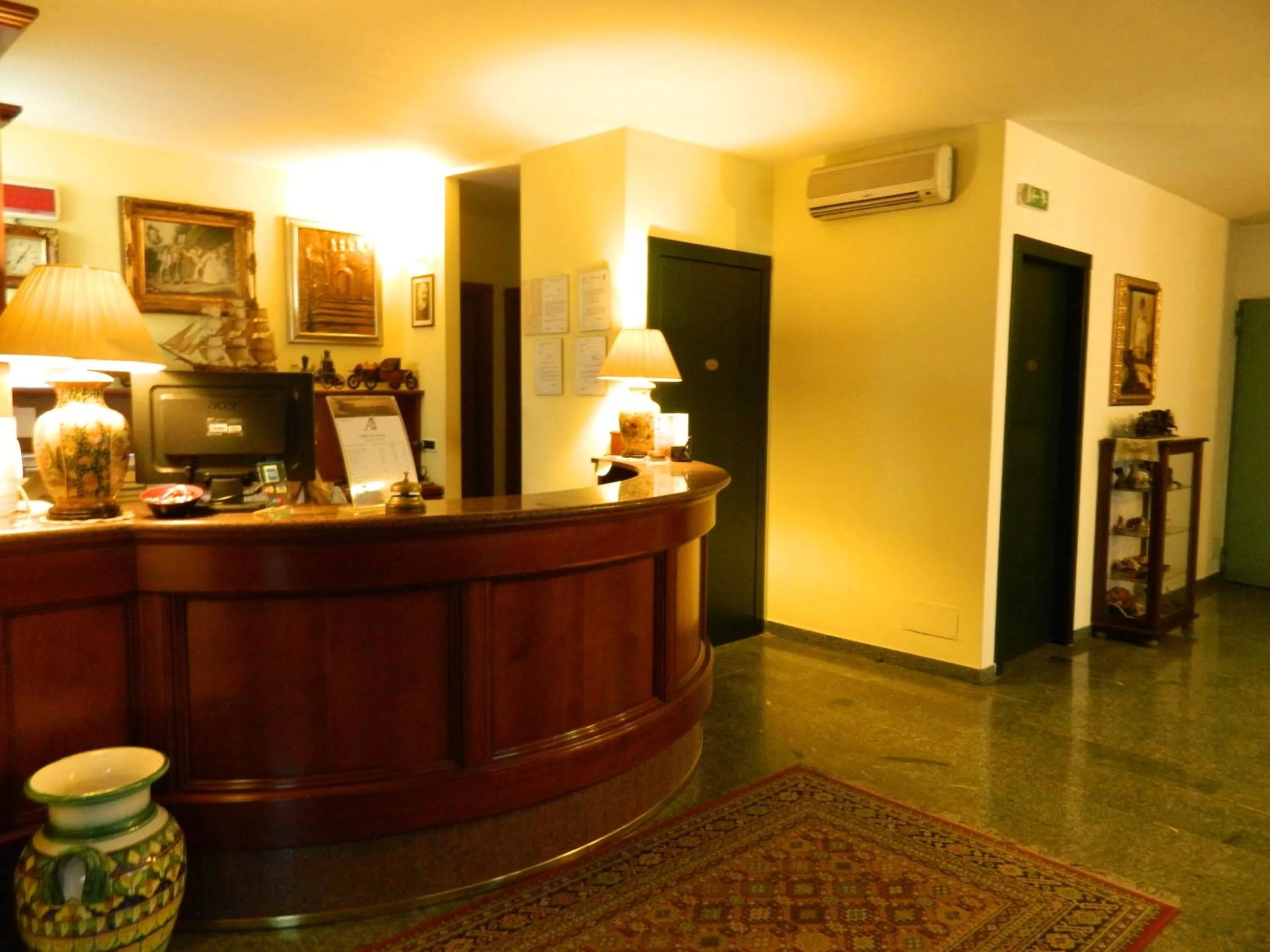 Lobby or reception in Ascot Lodging