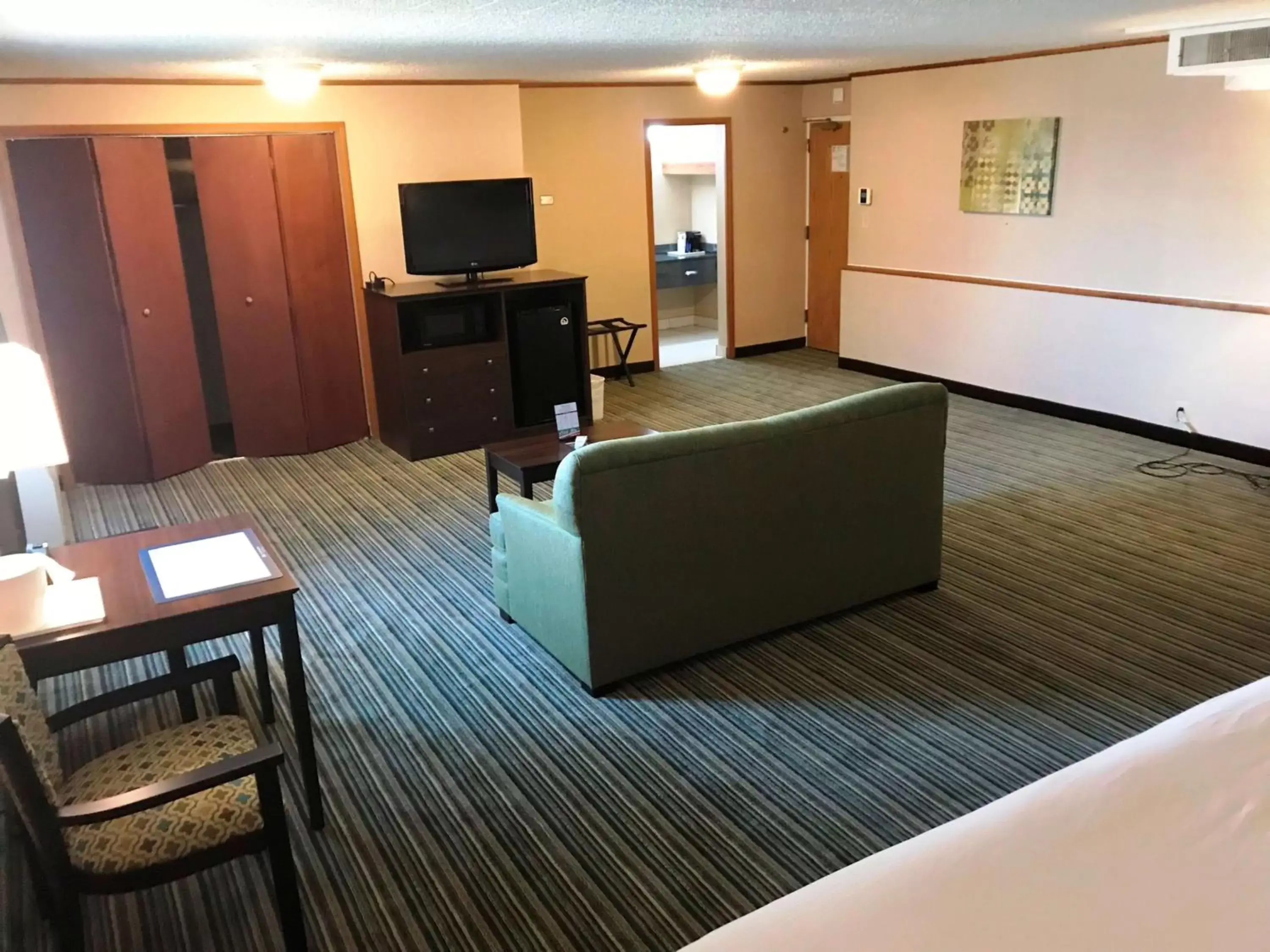 Photo of the whole room, Seating Area in Best Western Woodhaven Inn