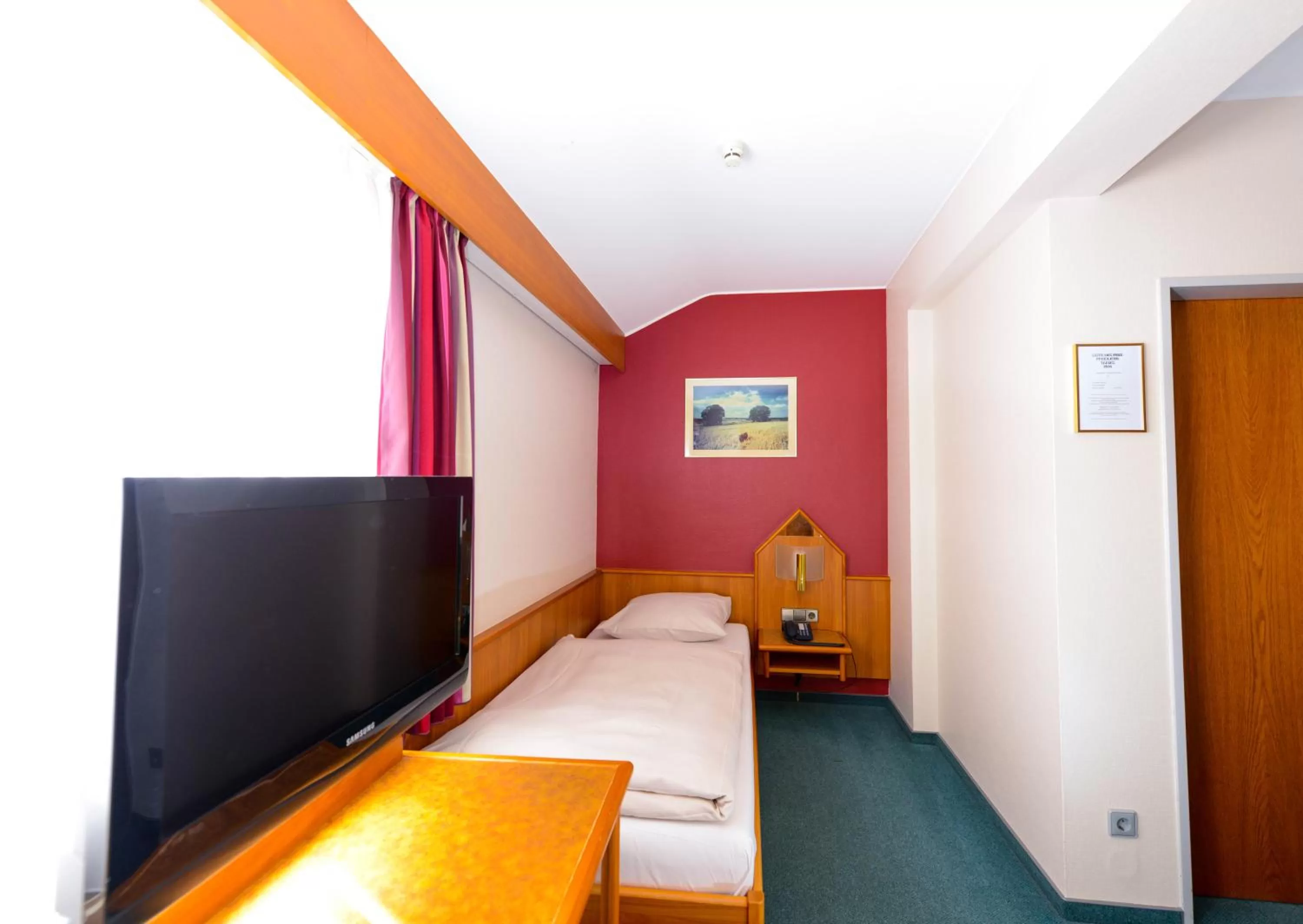 TV and multimedia, Bed in Hotel Christophe Colomb