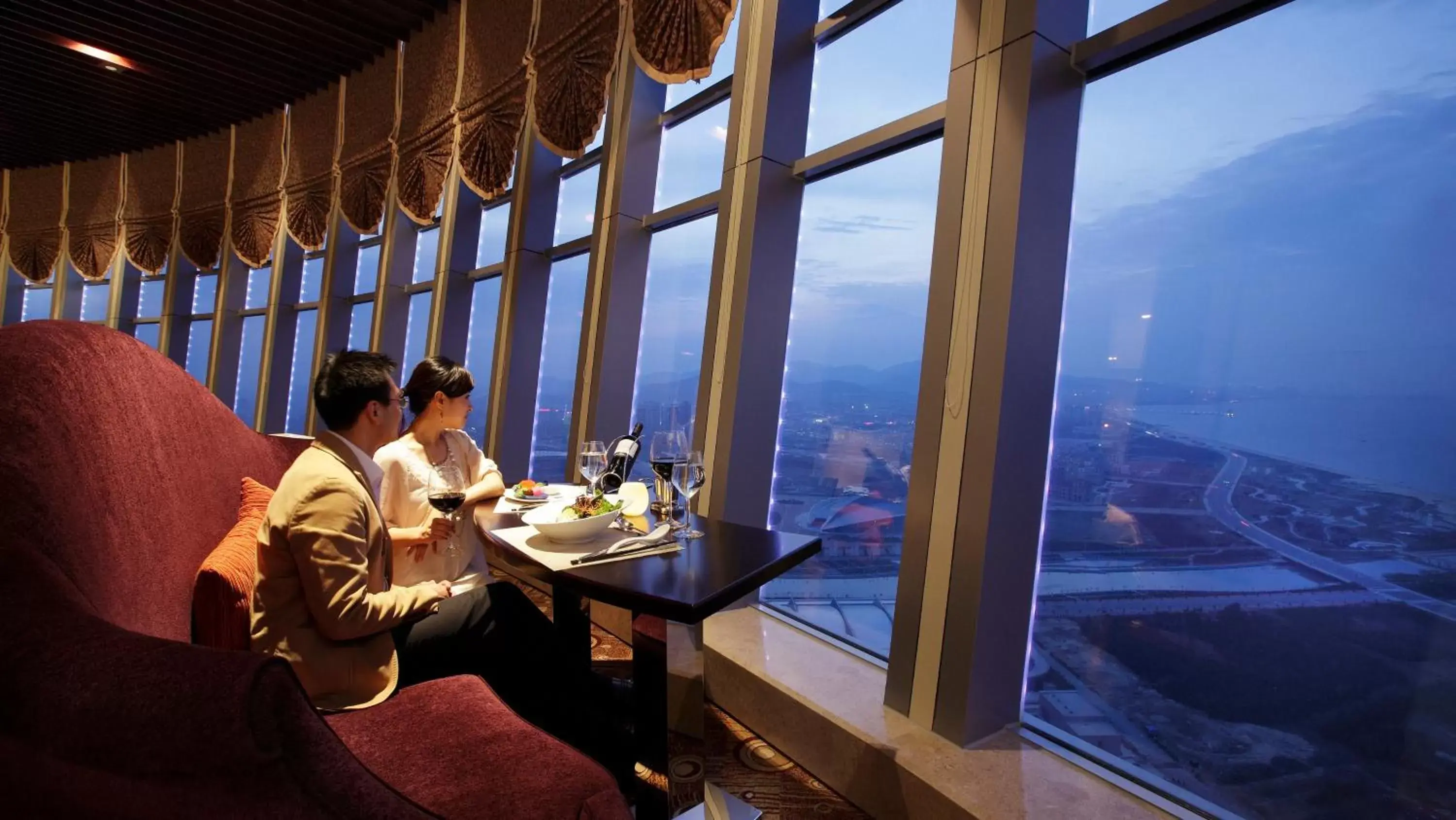 Restaurant/places to eat in Crowne Plaza Yantai Sea View, an IHG Hotel