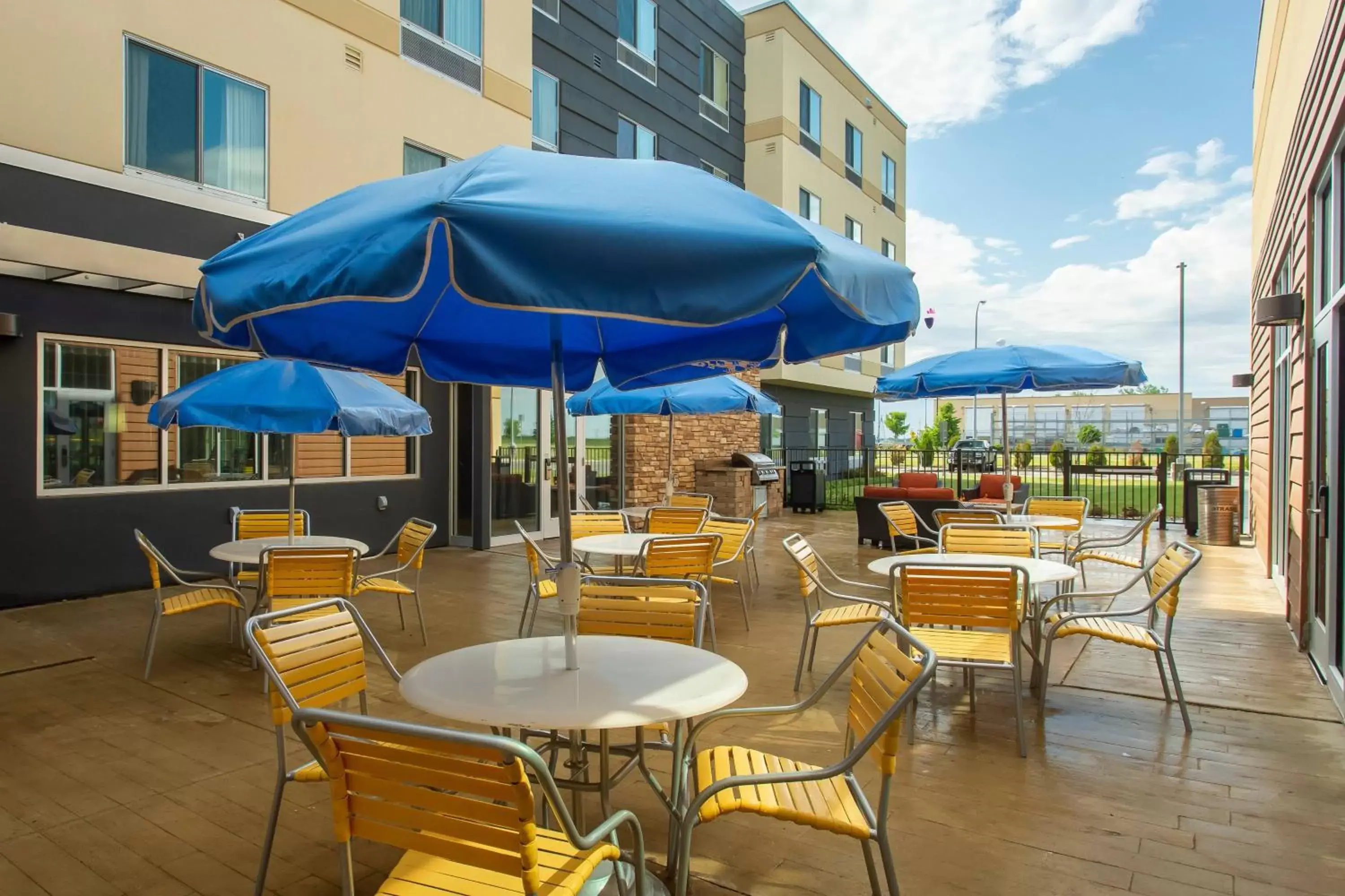 Property building, Restaurant/Places to Eat in Fairfield Inn & Suites by Marriott Jamestown