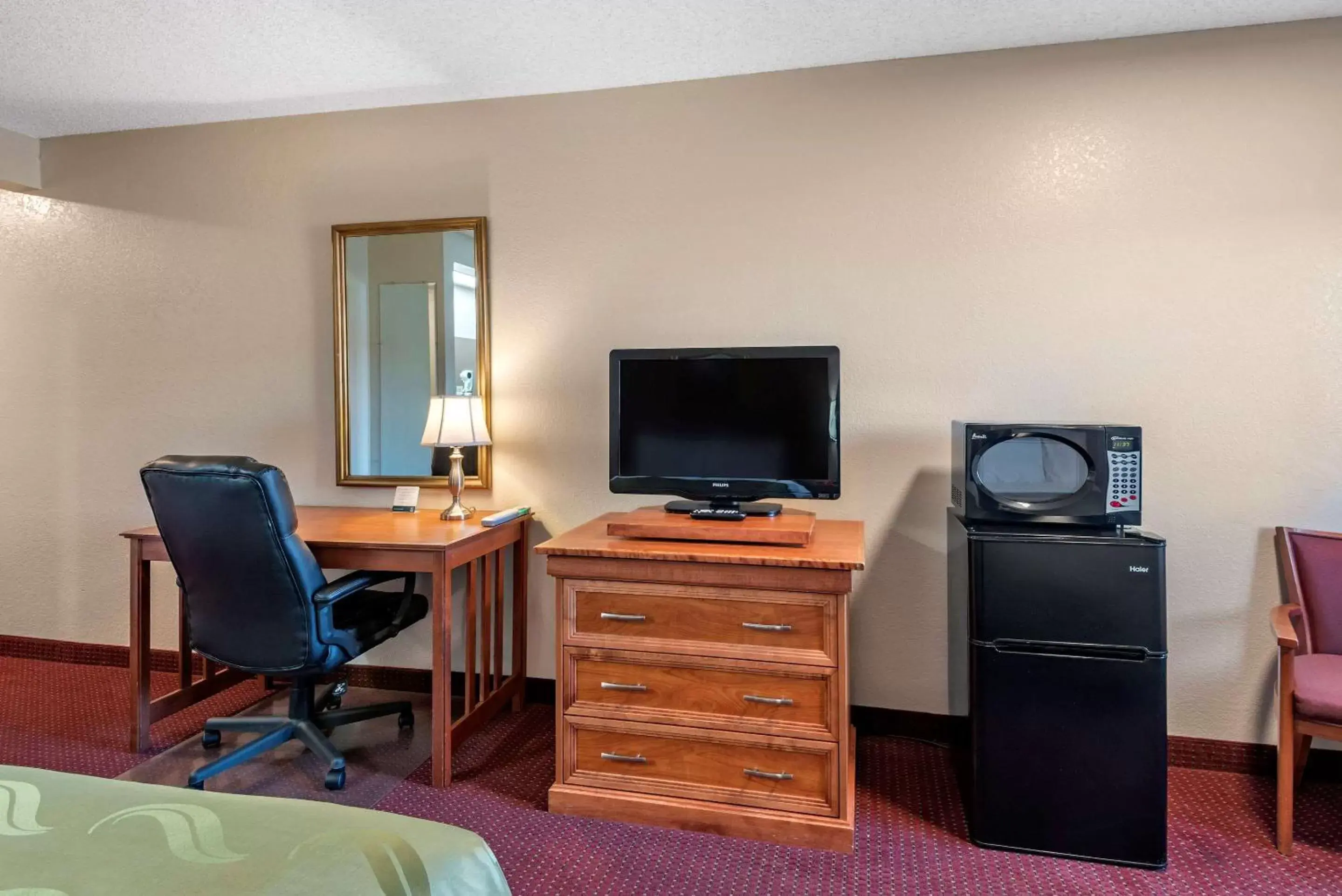 Photo of the whole room, TV/Entertainment Center in Quality Inn Grand Junction near University