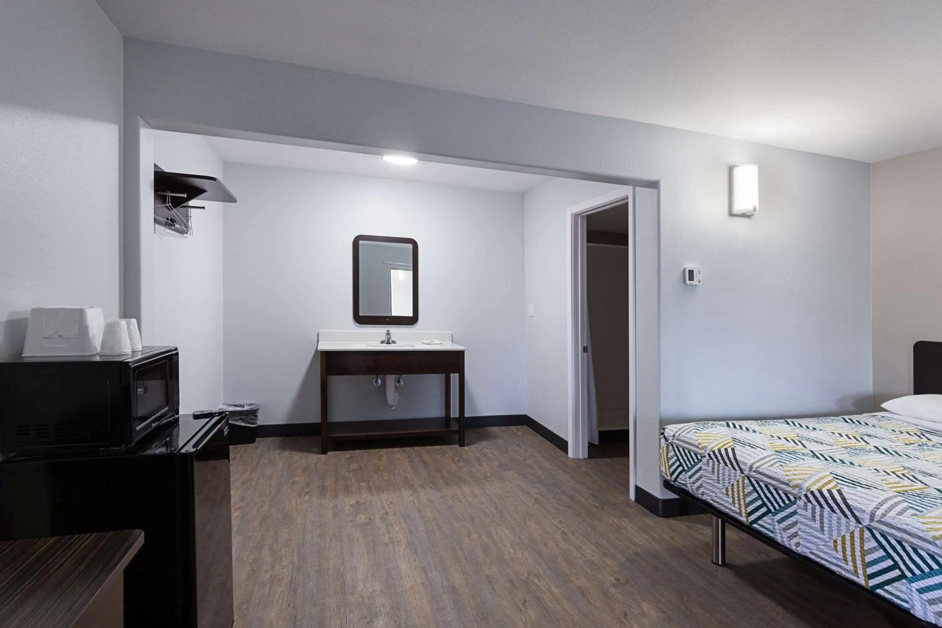 Photo of the whole room, Bed in Motel 6-Show Low, AZ