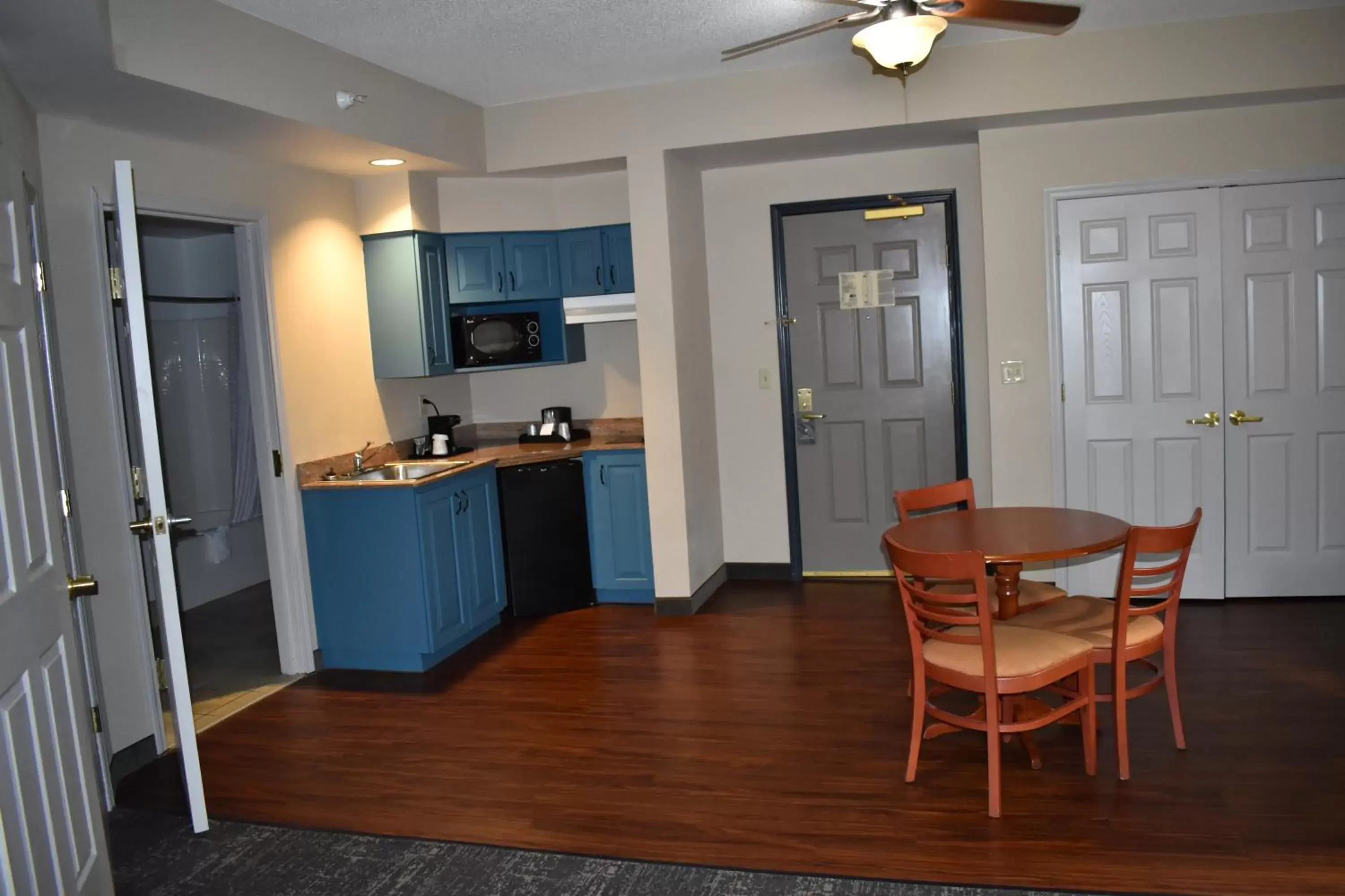 Kitchen or kitchenette, Kitchen/Kitchenette in Country Inn & Suites by Radisson, Hagerstown, MD