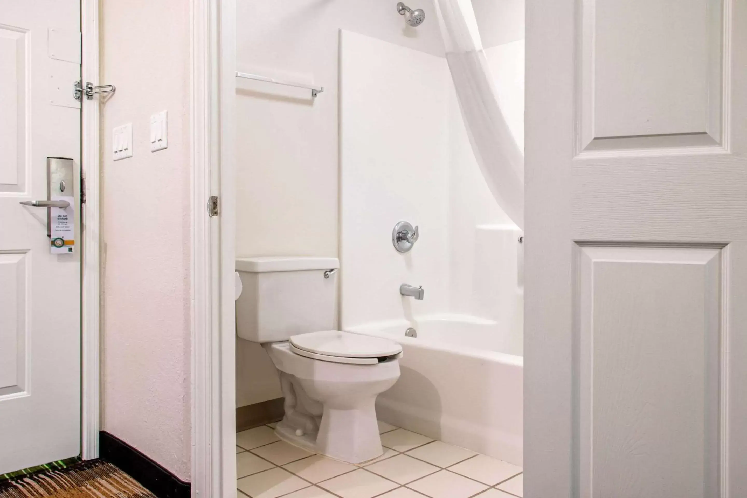 Bedroom, Bathroom in Quality Inn Pooler - Savannah I-95