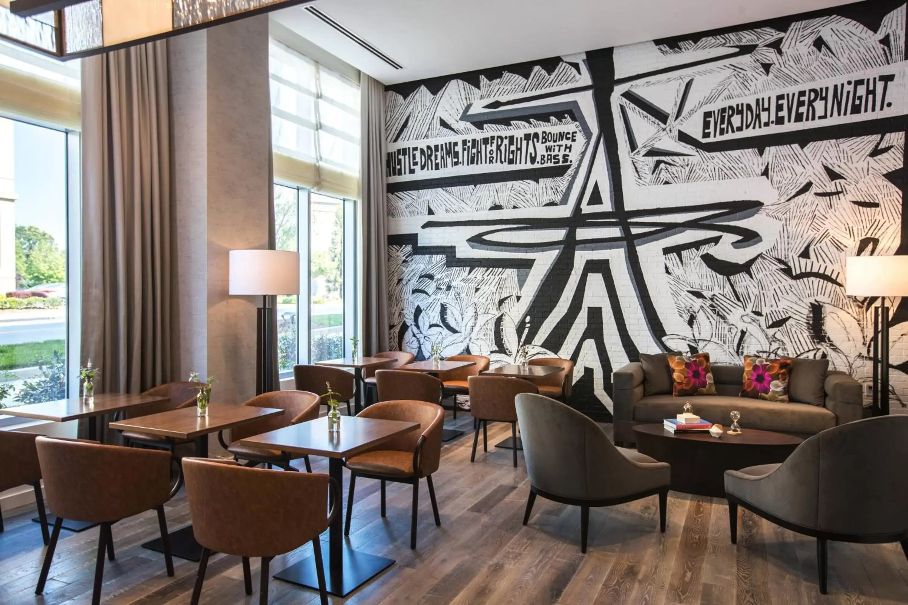 Lounge or bar in Renaissance Atlanta Airport Gateway Hotel