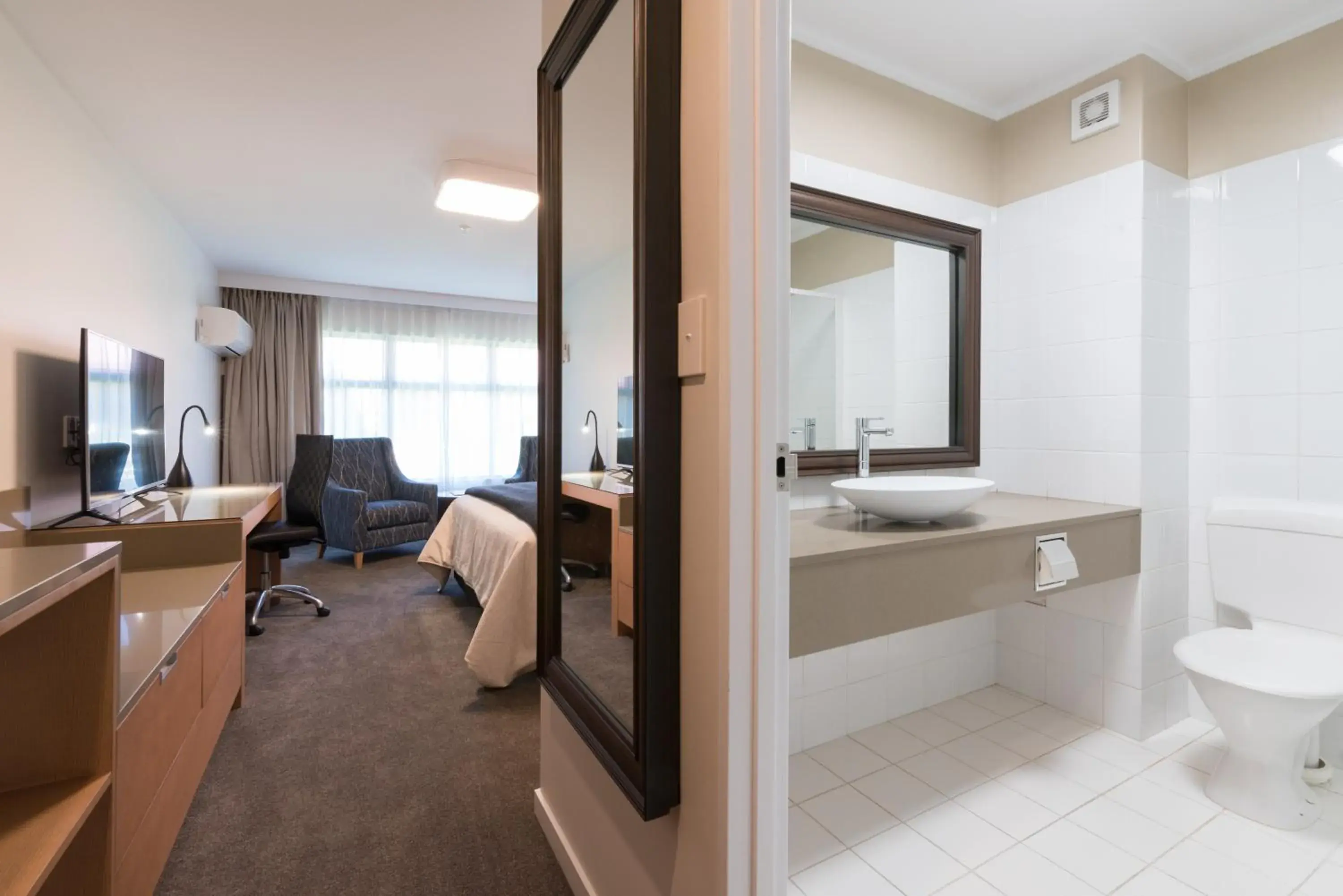 Area and facilities, Bathroom in Distinction Hamilton Hotel & Conference Centre