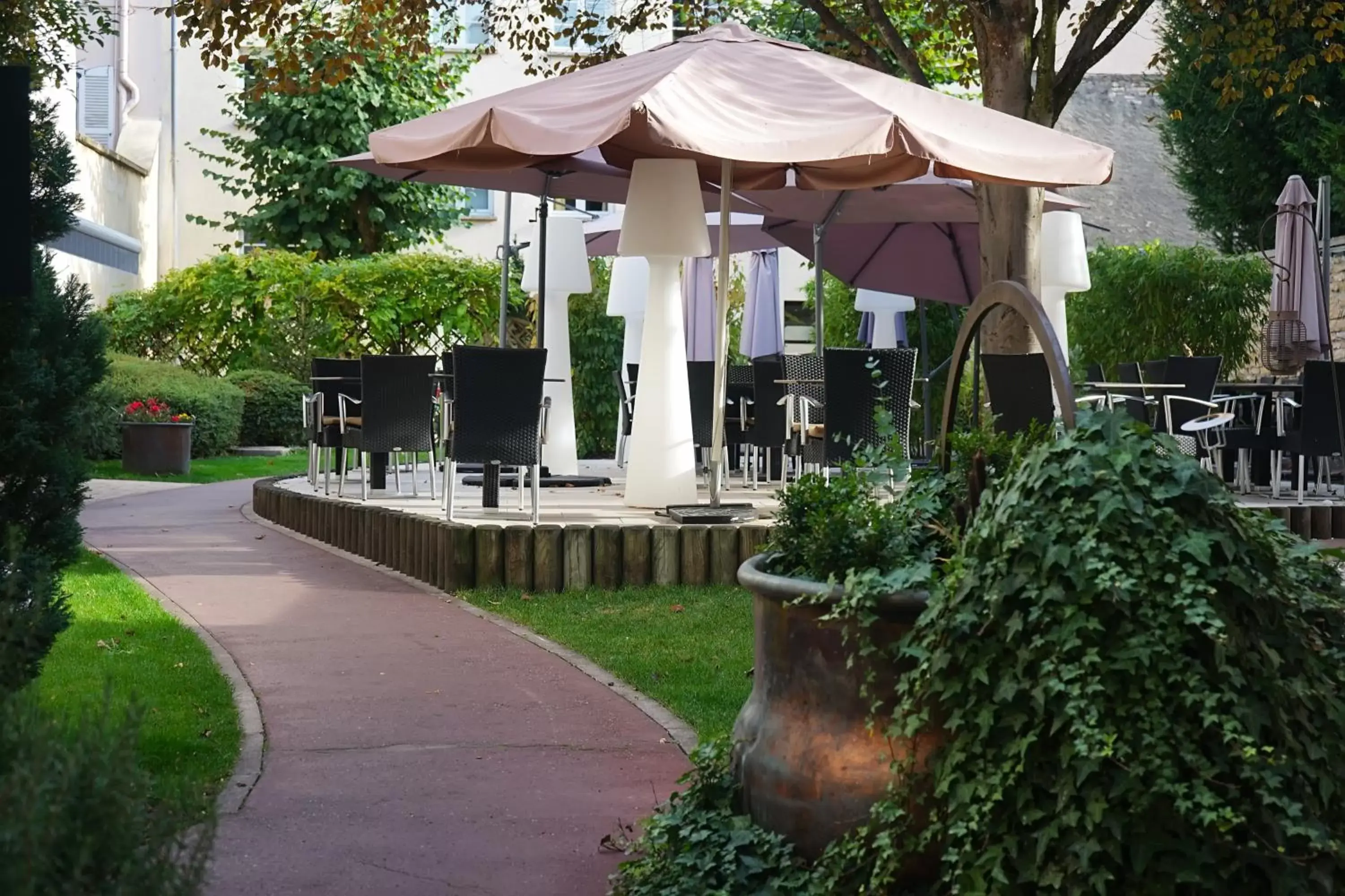 Patio, Garden in Maison Philippe Le Bon, Les Collectionneurs