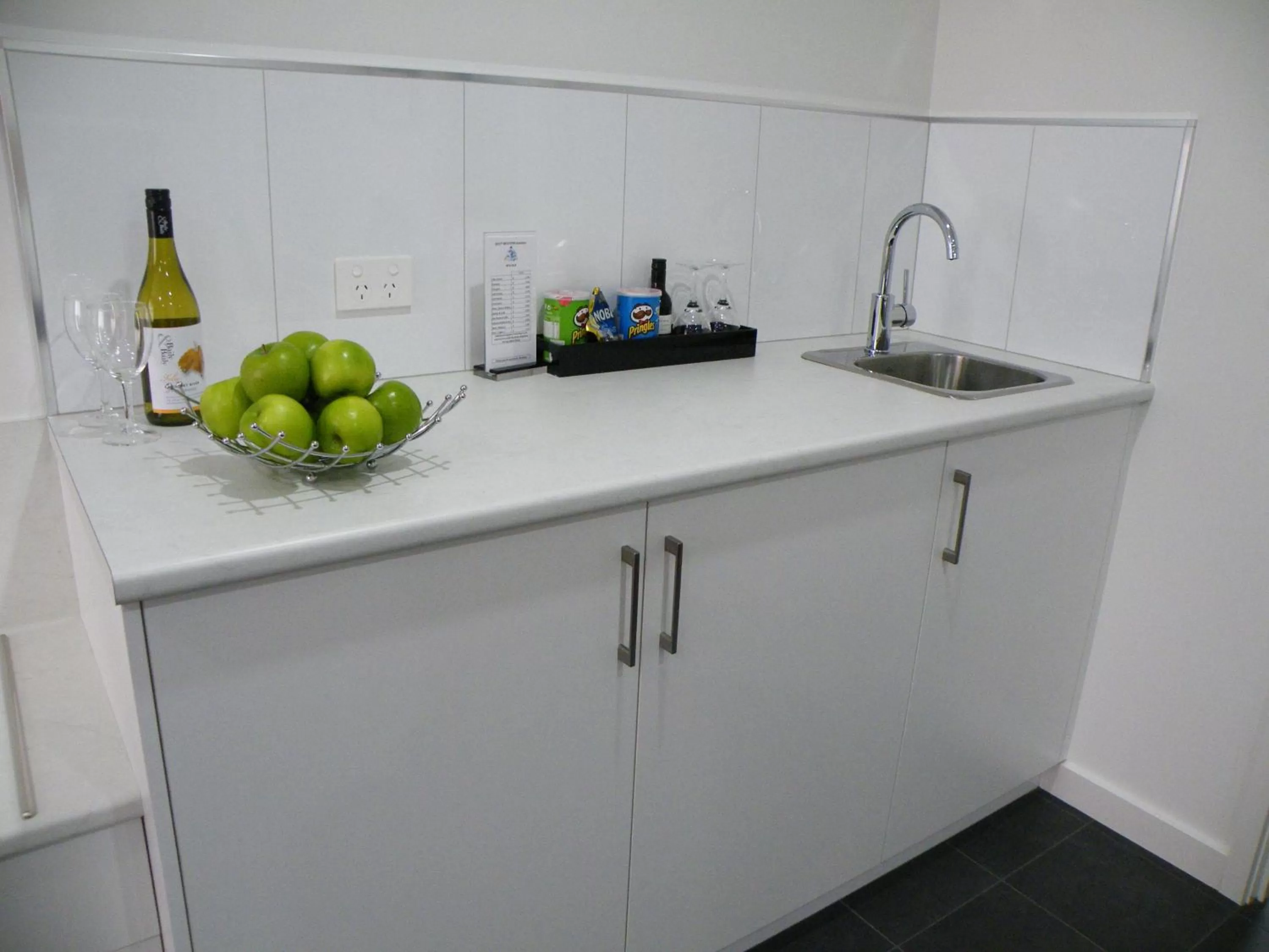 Kitchen or kitchenette in Hamilton Lonsdale Motel