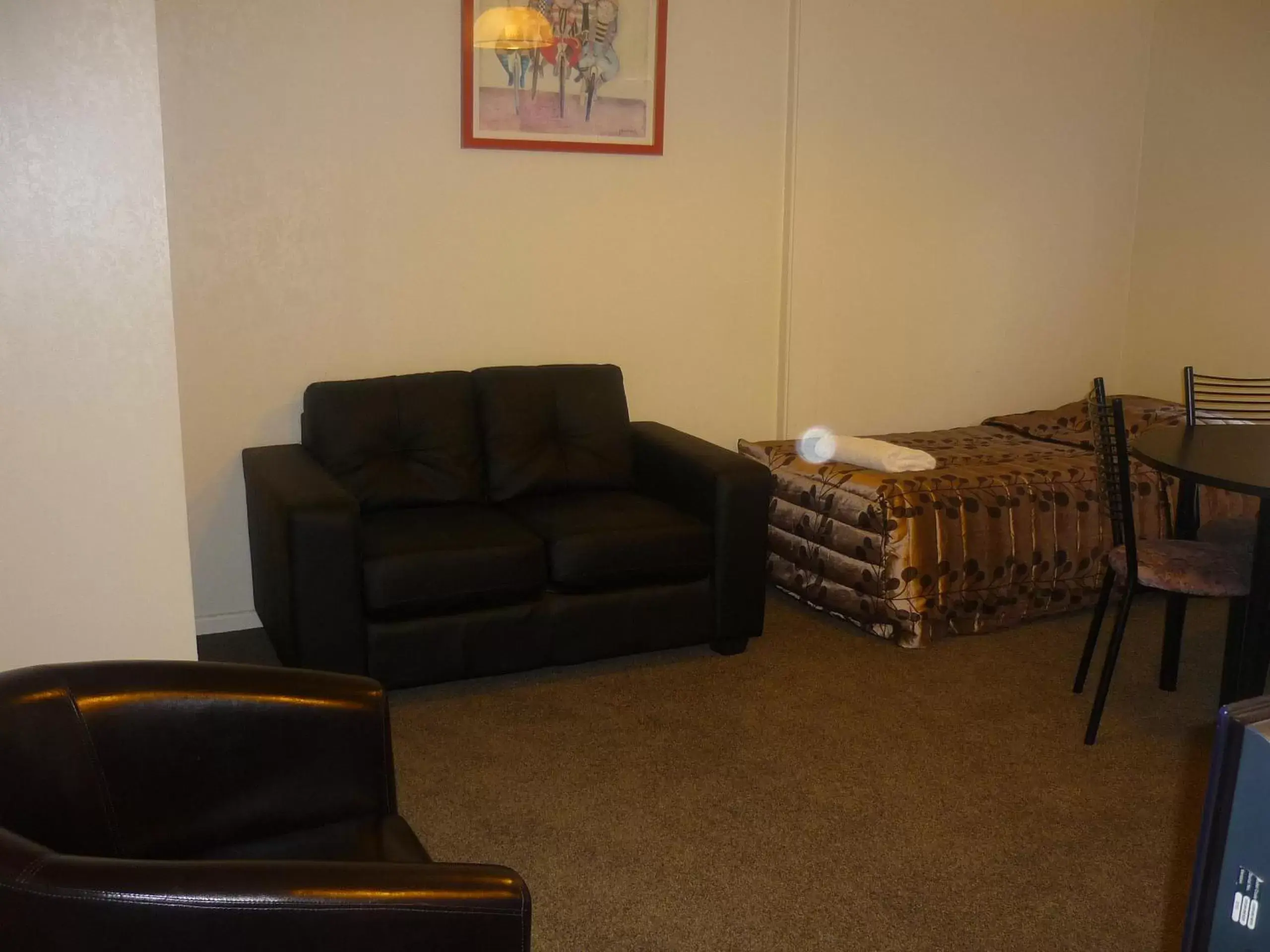 Photo of the whole room, Seating Area in Sundowner Spanish Lady Motel