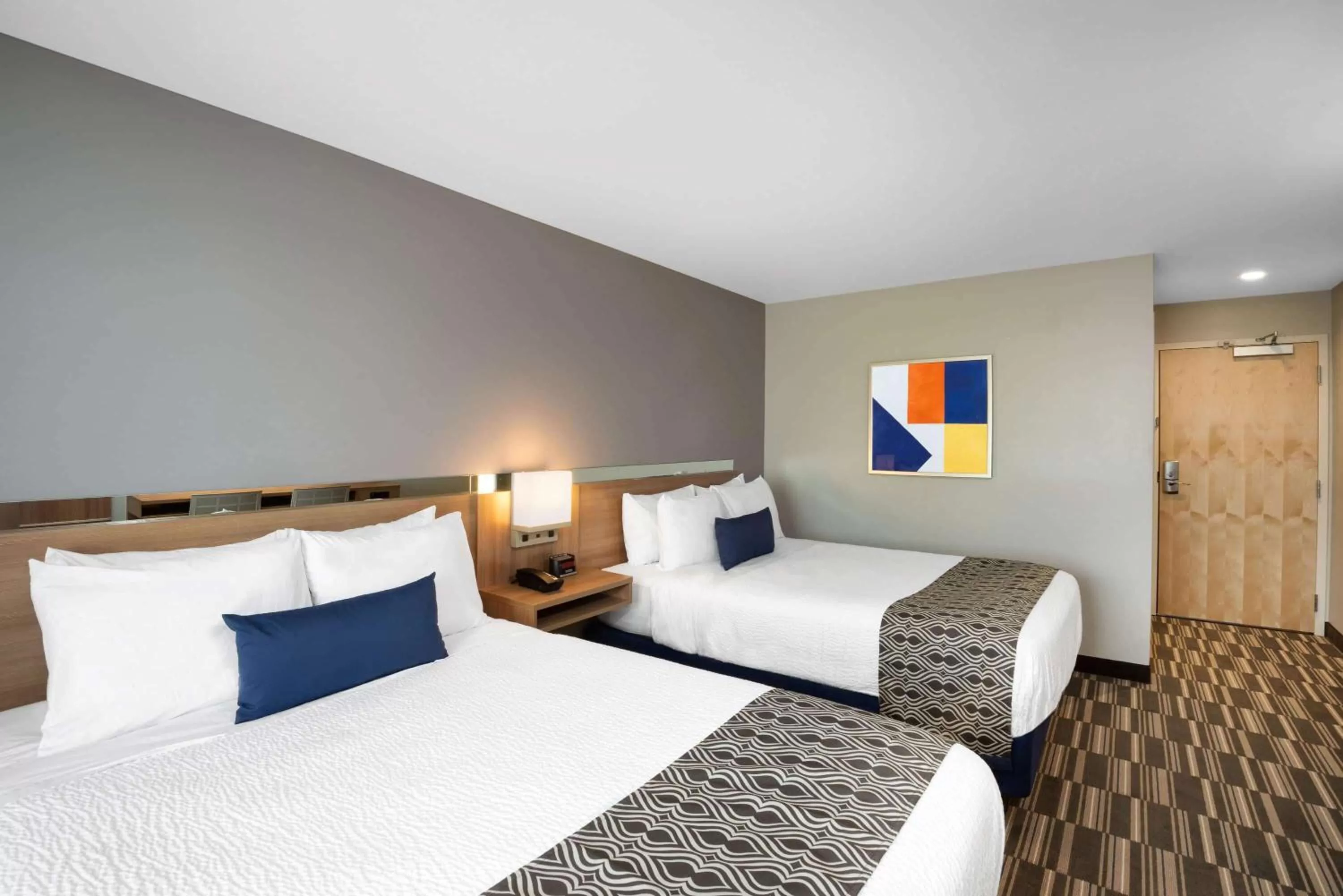 Photo of the whole room, Bed in Microtel Inn & Suites by Wyndham Farmington