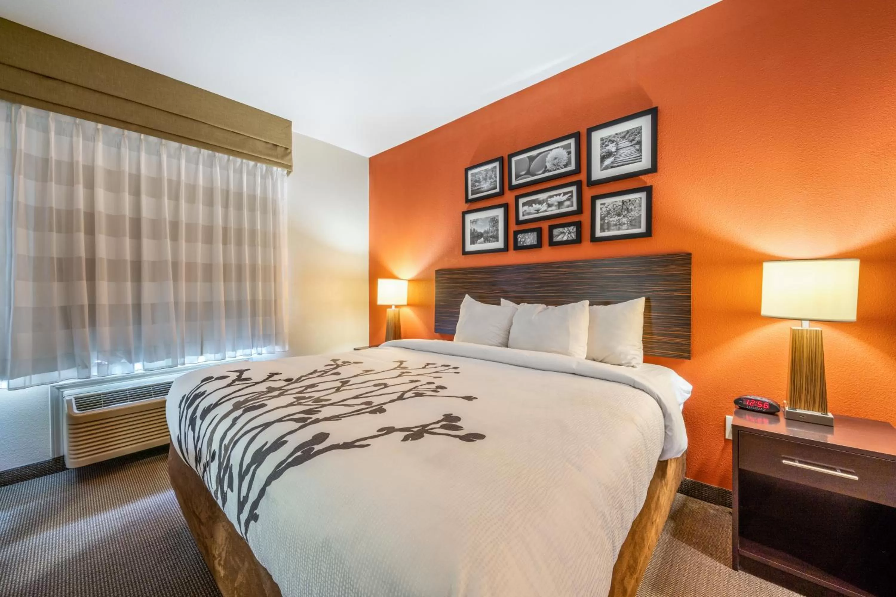 Bed in Restwell Inn & Suites I-45 North