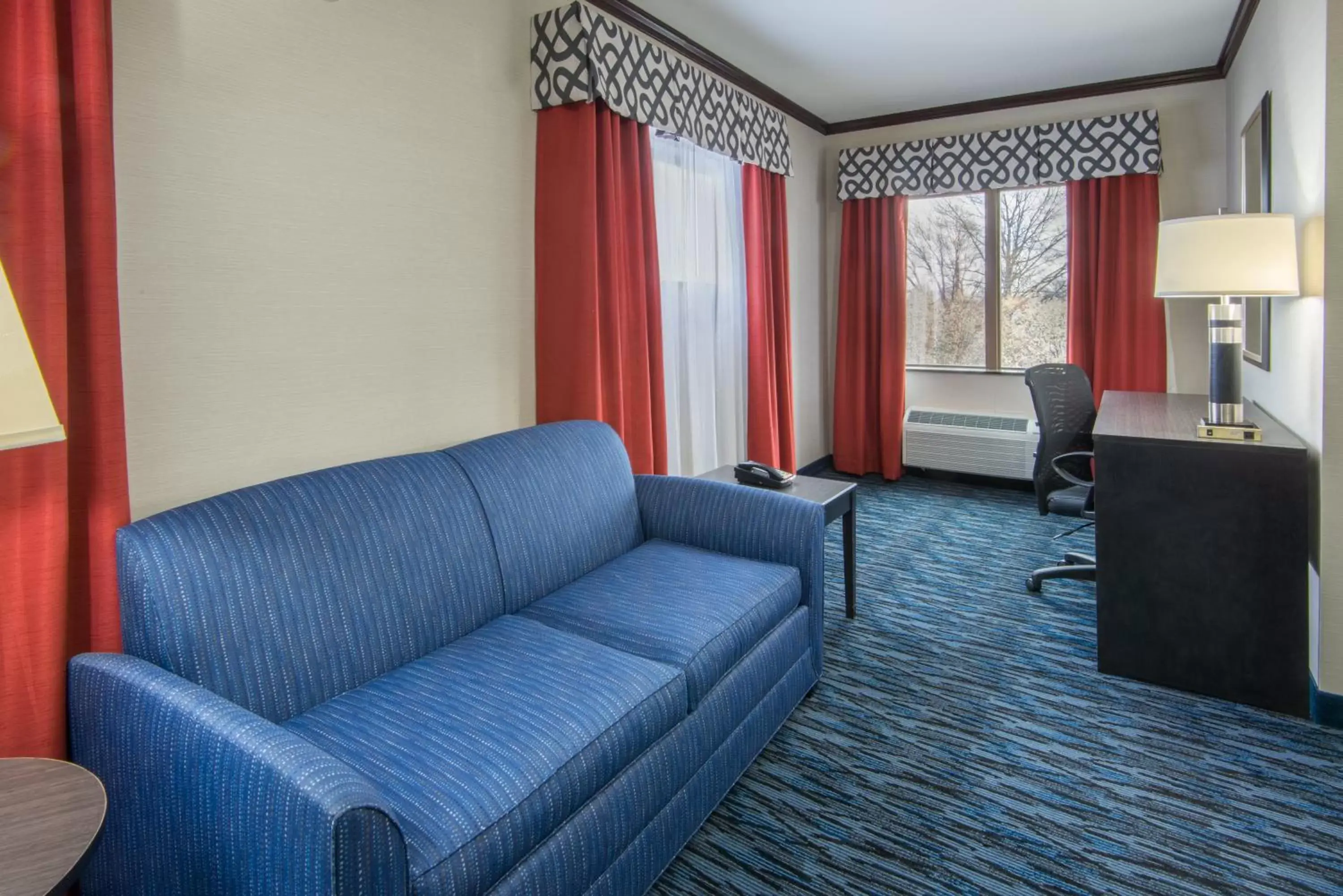 Photo of the whole room, Seating Area in Holiday Inn Express Cleveland Airport - Brook Park, an IHG Hotel