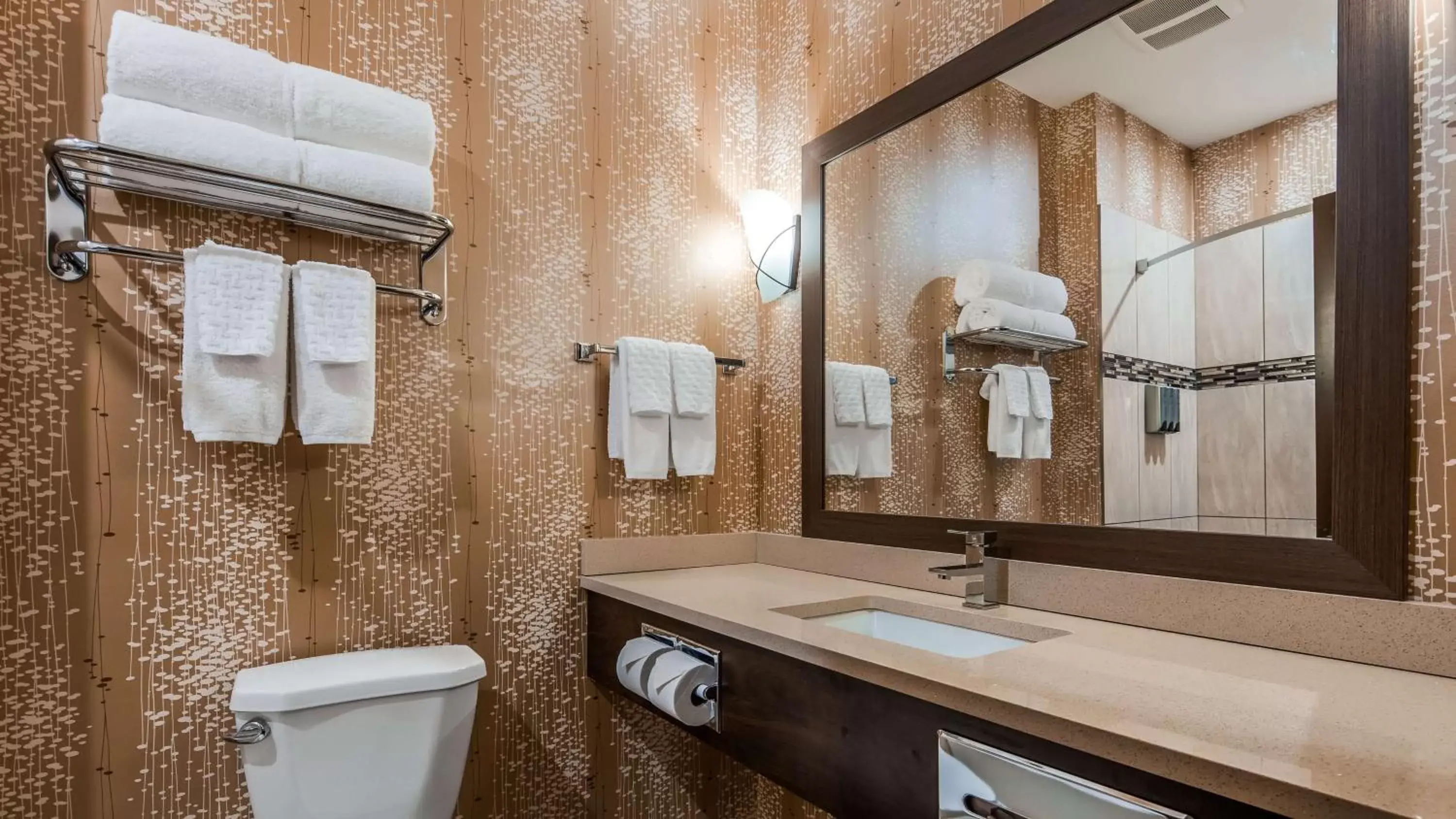 Photo of the whole room, Bathroom in Best Western Plus Kindersley Hotel