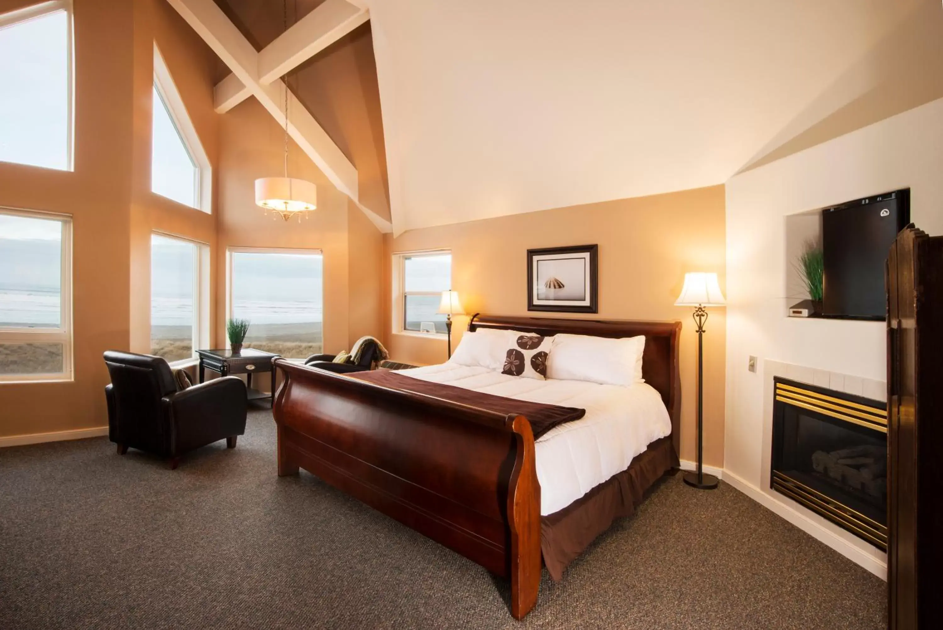 Deluxe Suite with Ocean View- non pet friendly  in The Seaside Oceanfront Inn