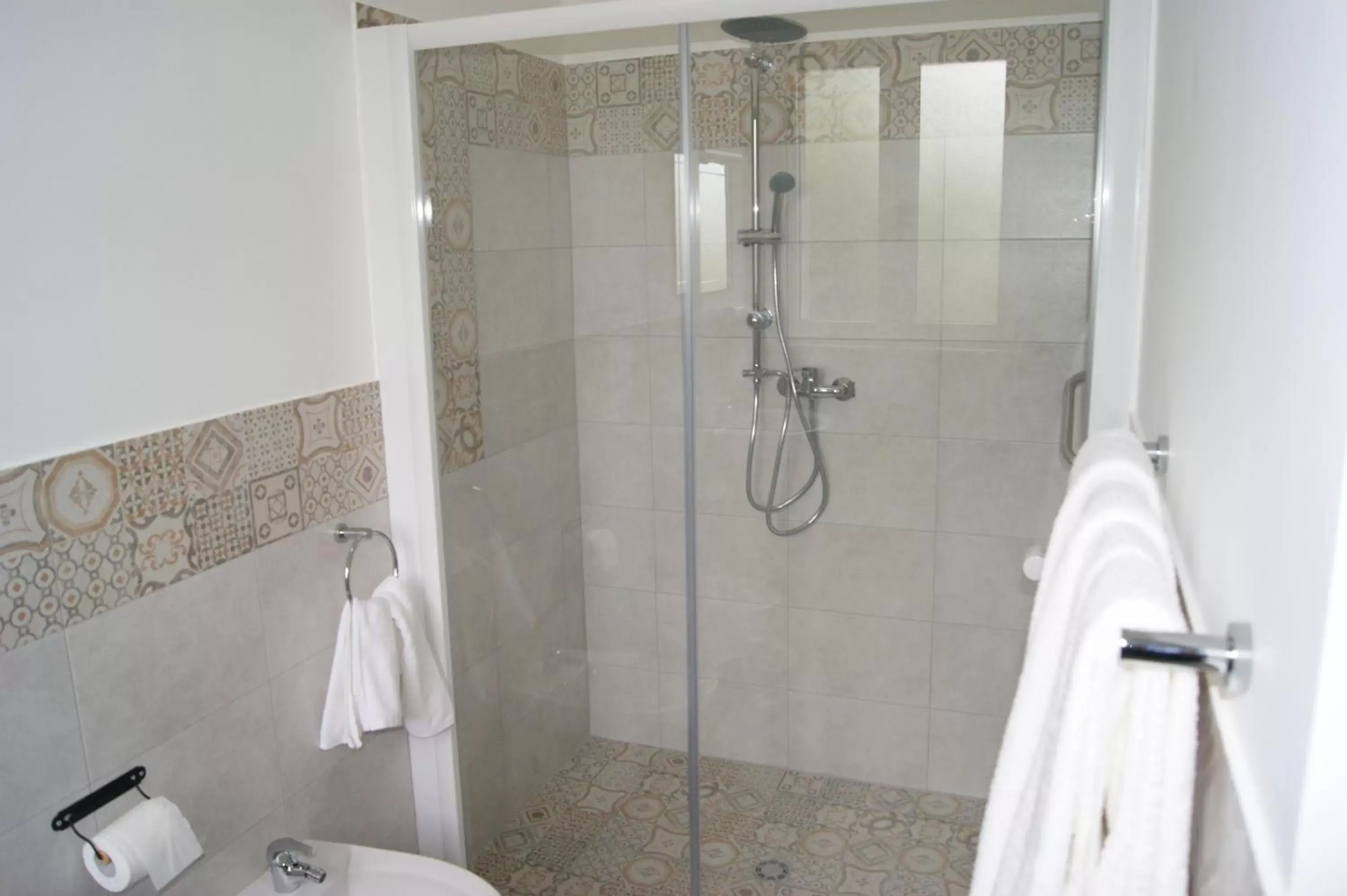 Shower, Bathroom in Arome B&B