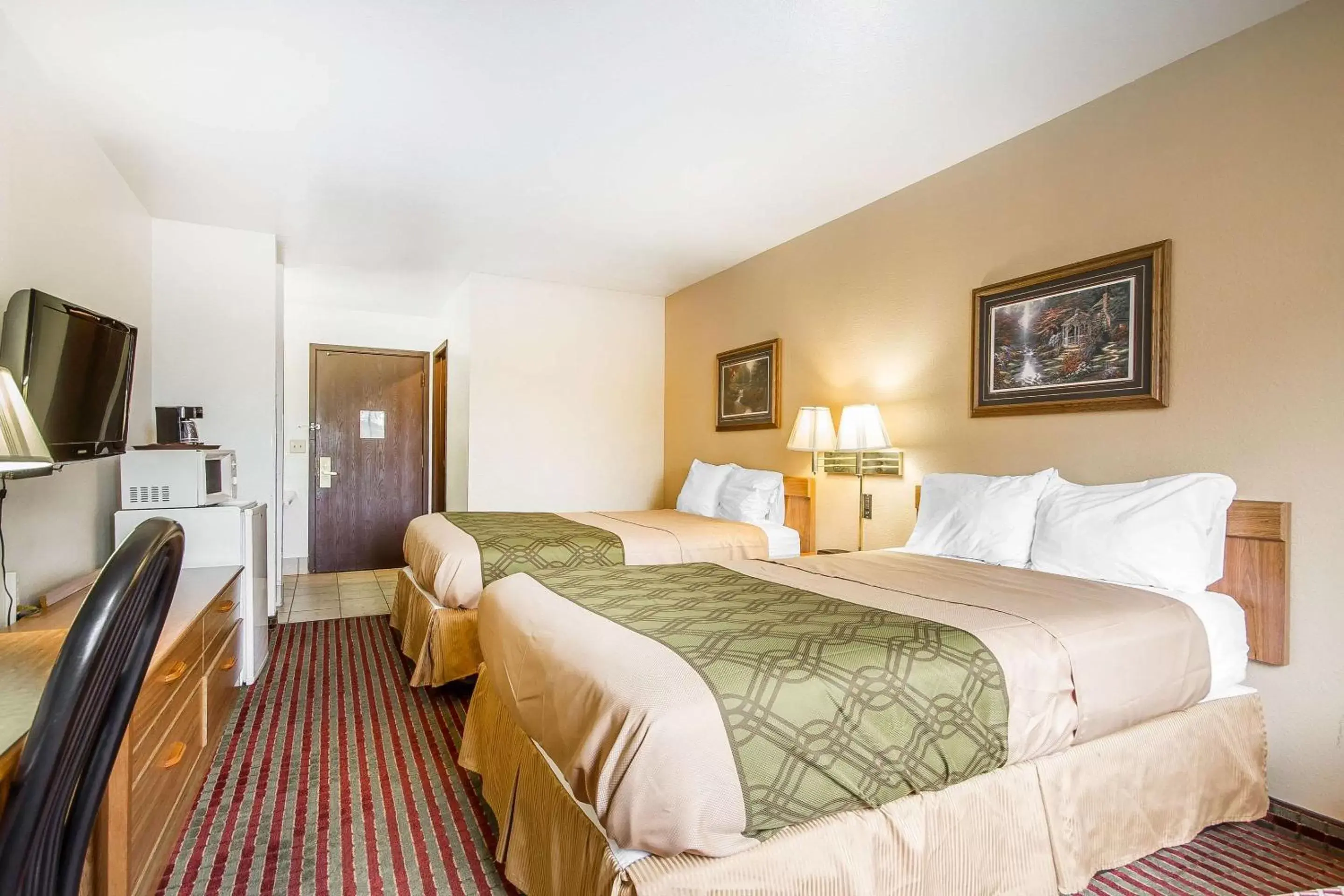 Photo of the whole room, Bed in Rodeway Inn & Suites Madison East