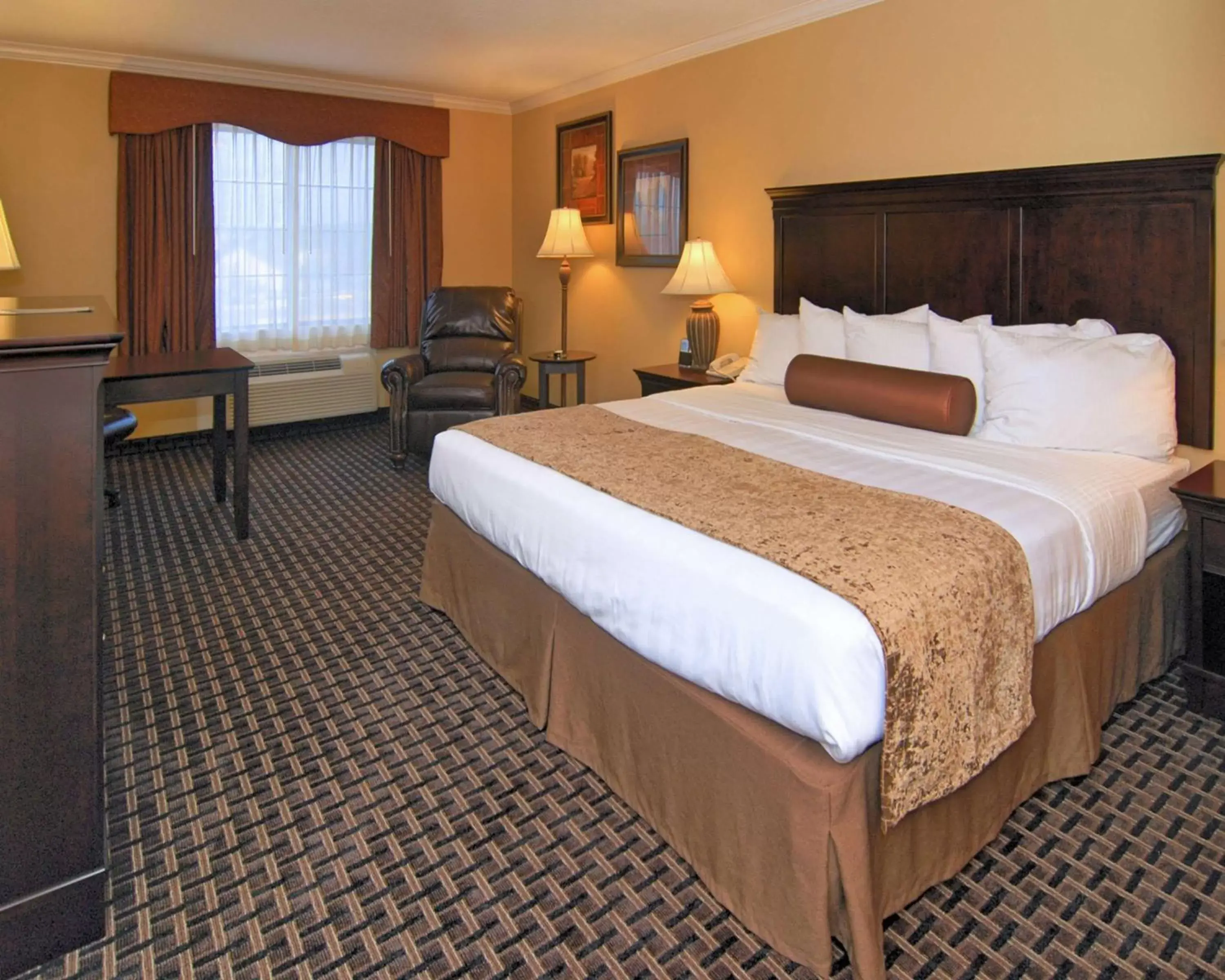 Photo of the whole room, Bed in Best Western Plus Southpark Inn & Suites