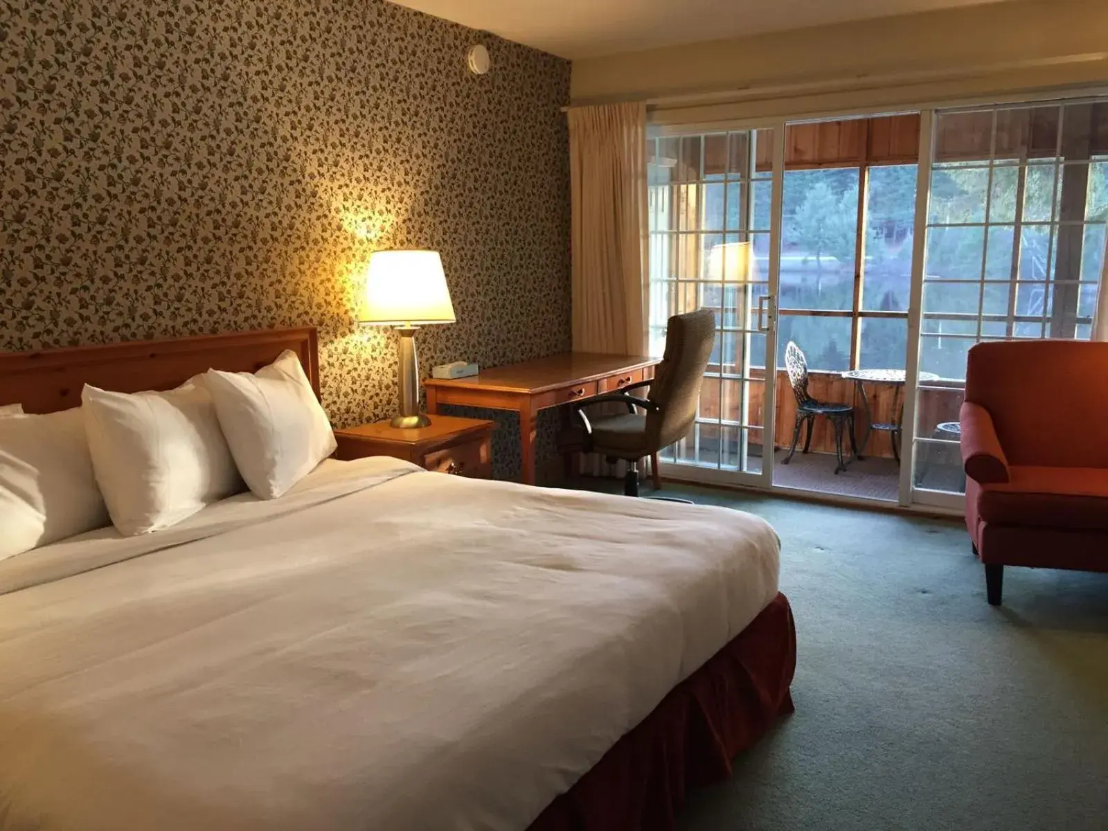 Photo of the whole room, Bed in Algonquin Lakeside Inn