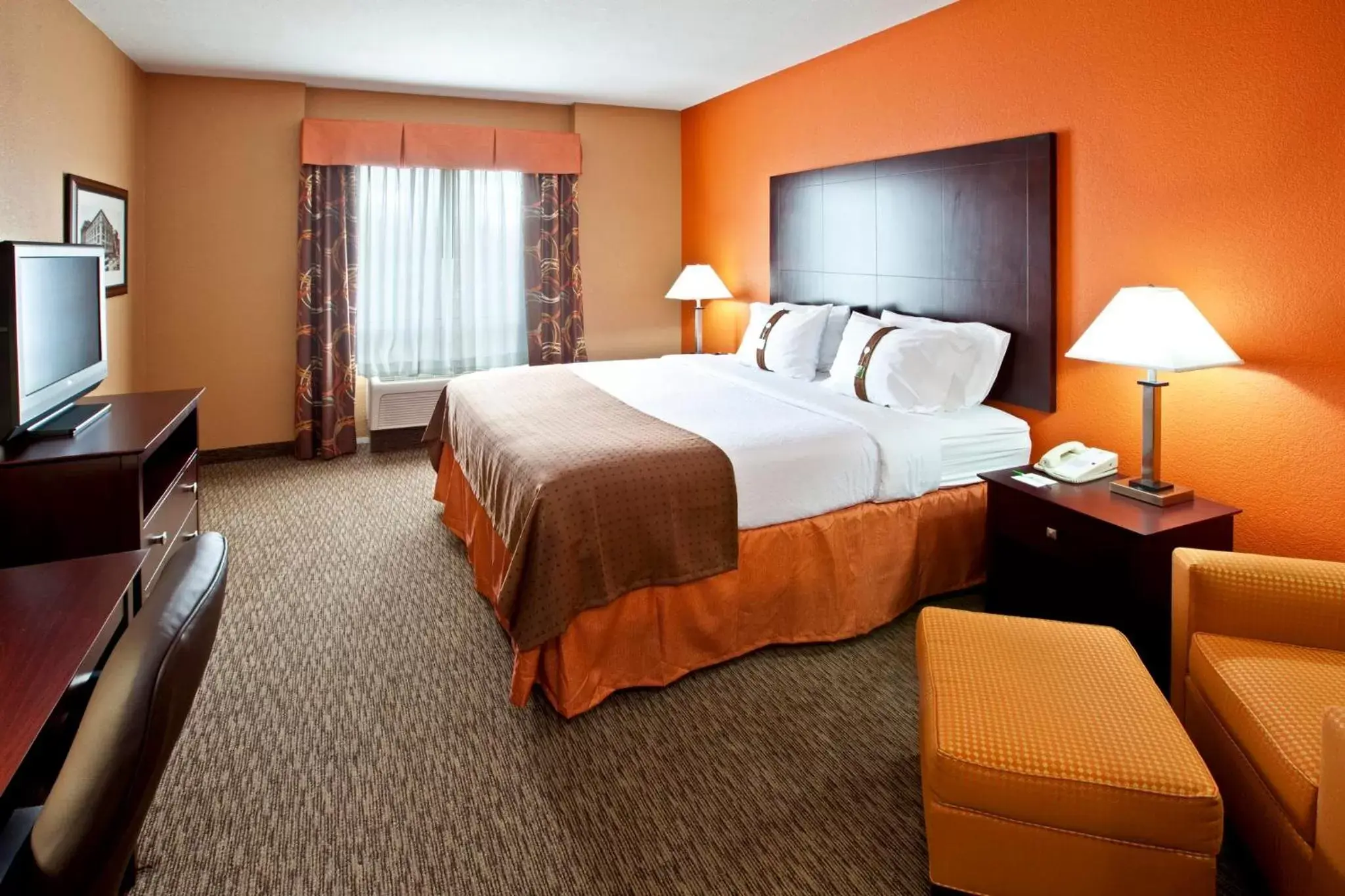 Photo of the whole room, Bed in Holiday Inn Louisville Airport South, an IHG Hotel
