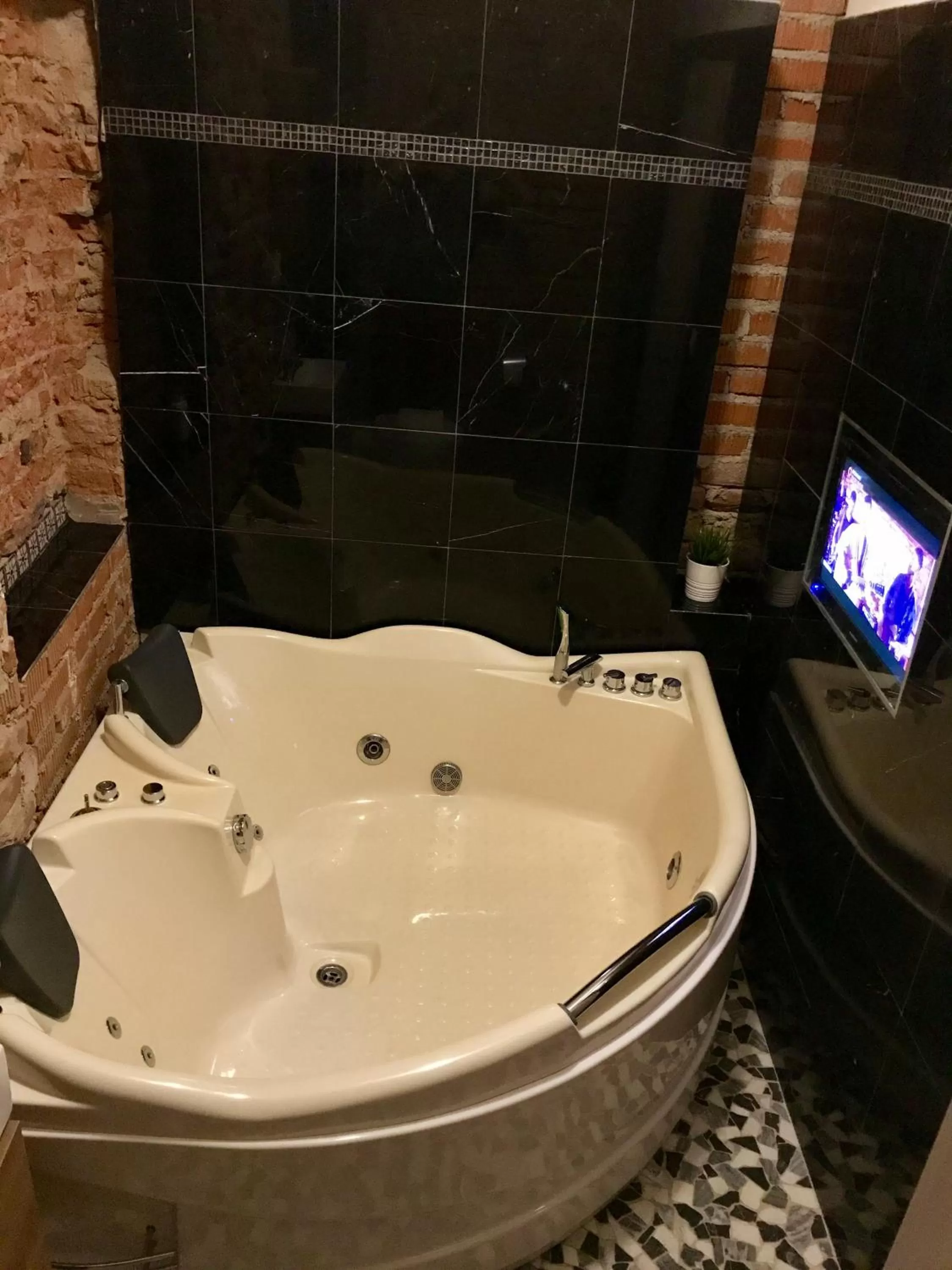 Hot Tub in Dům U pikové desítky