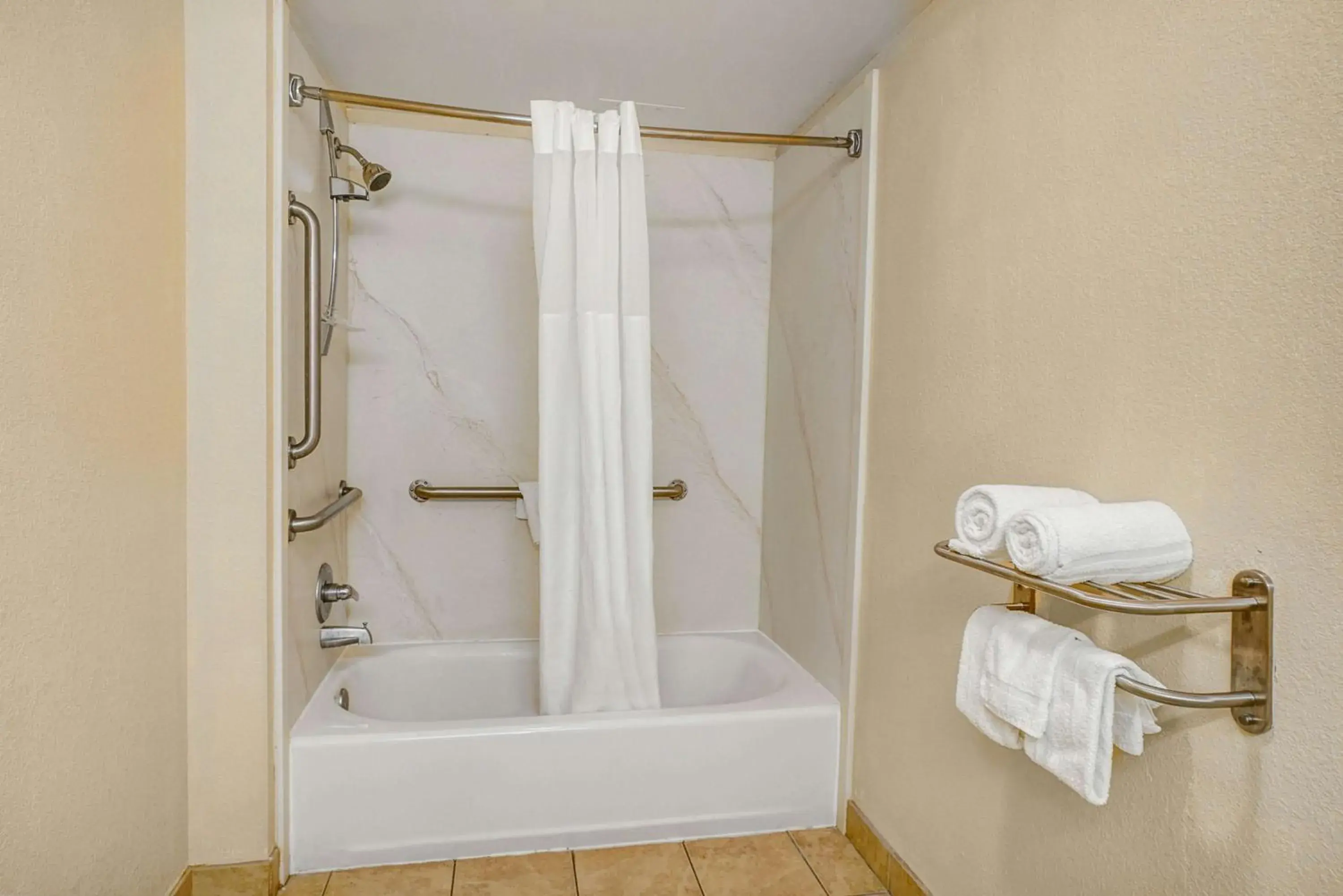 Photo of the whole room, Bathroom in Motel 6 Lester - Philadelphia Airport