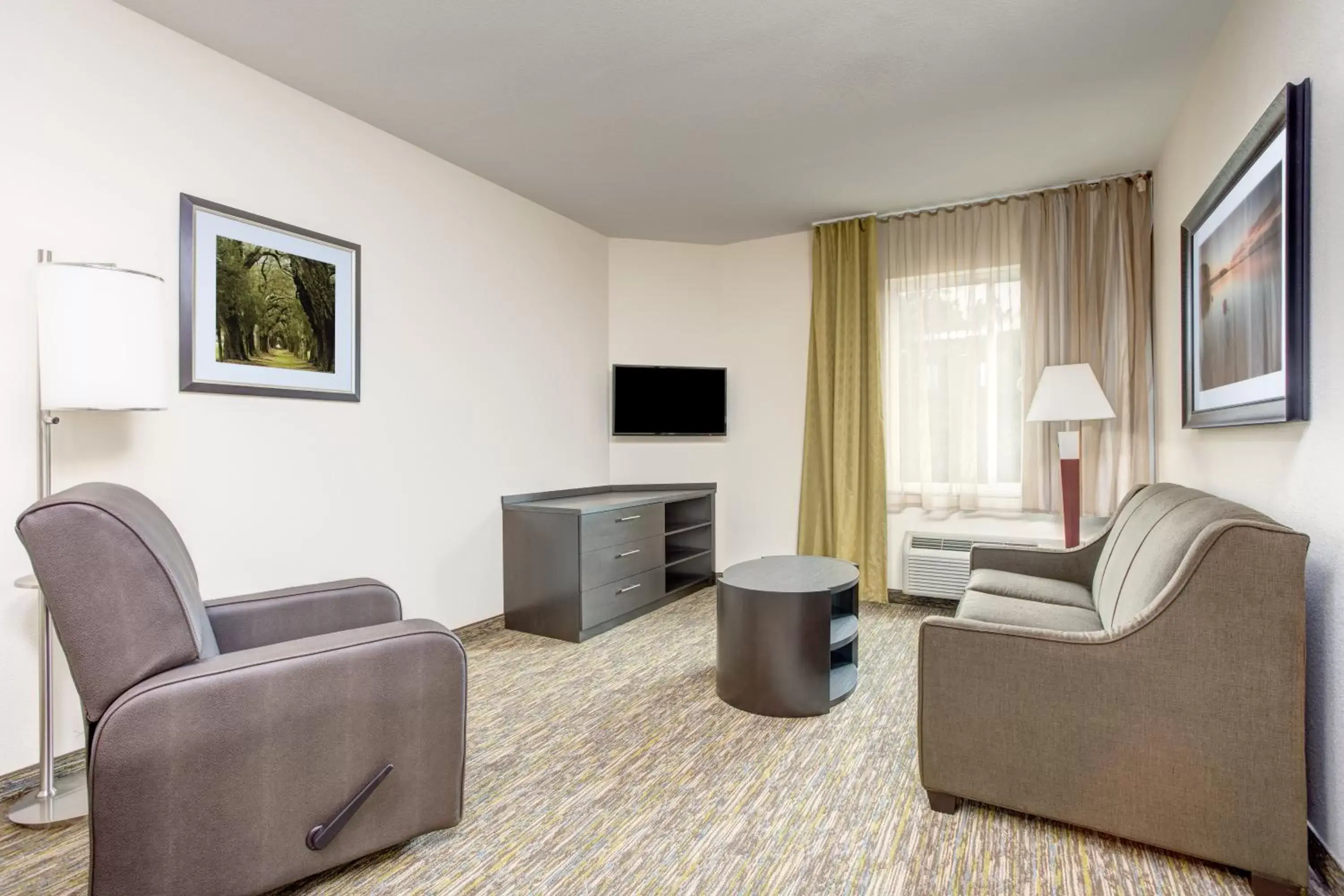 Bedroom, Seating Area in Candlewood Suites Cut Off - Galliano, an IHG Hotel