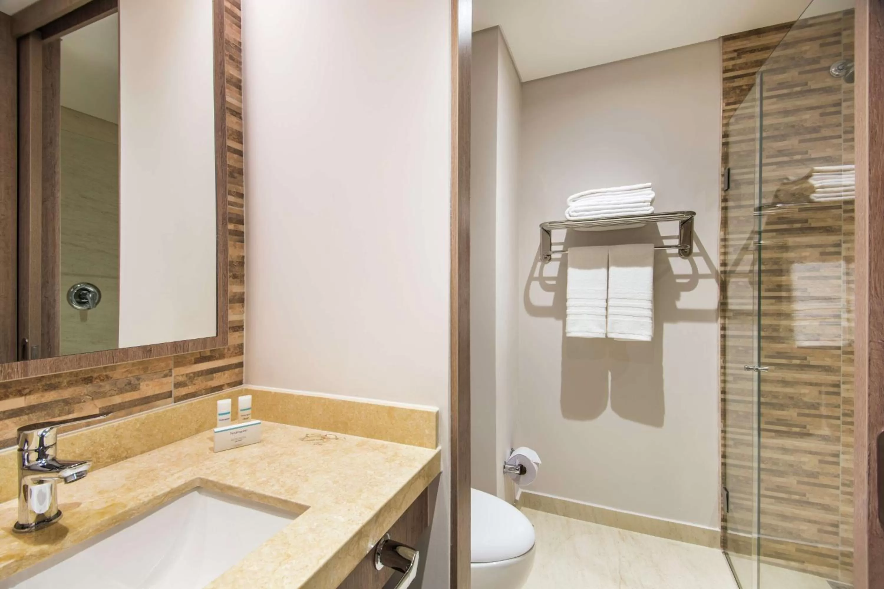 Bathroom in Hampton By Hilton Cucuta