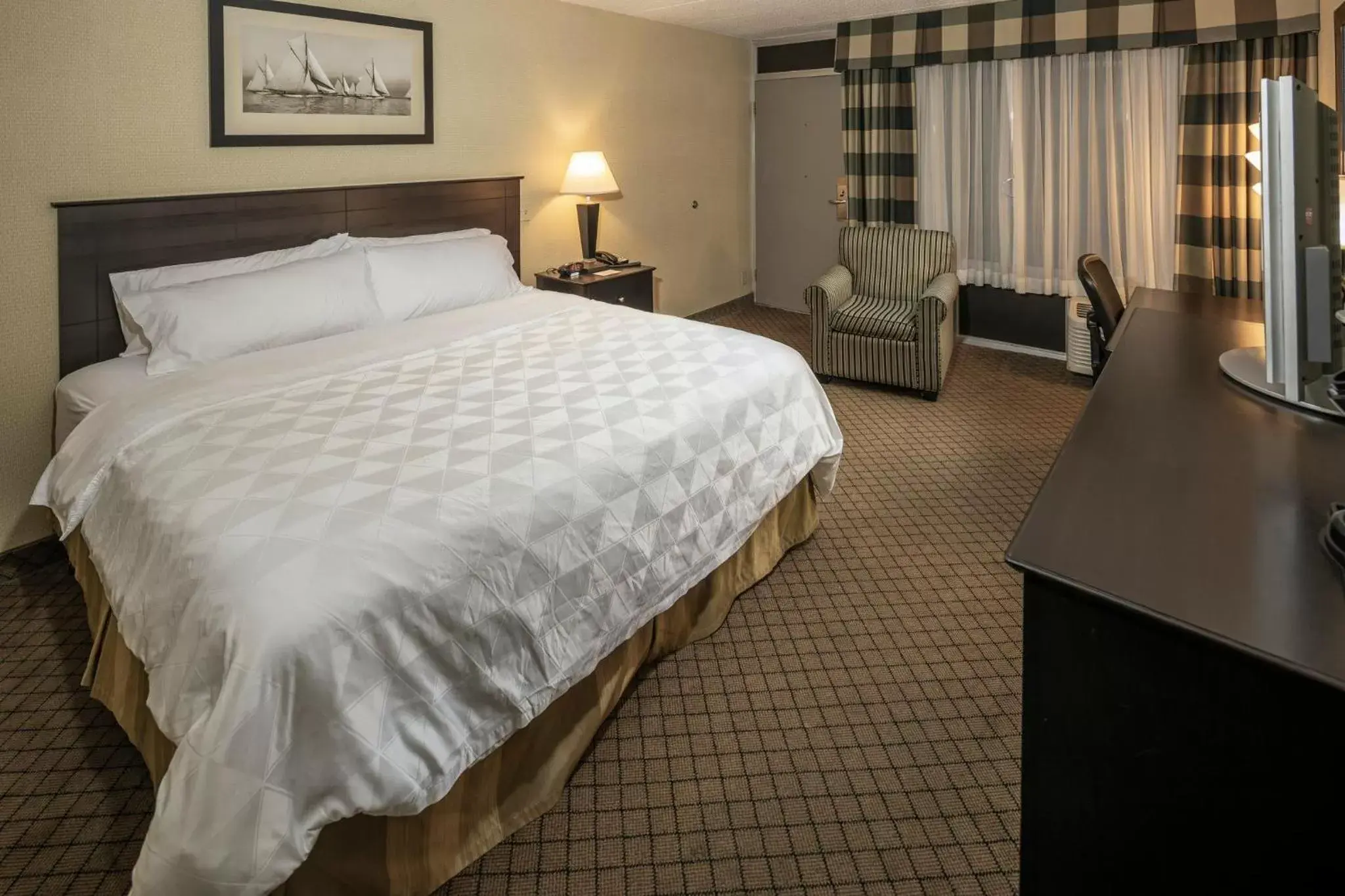 Photo of the whole room, Bed in Holiday Inn Detroit Lakes, an IHG Hotel