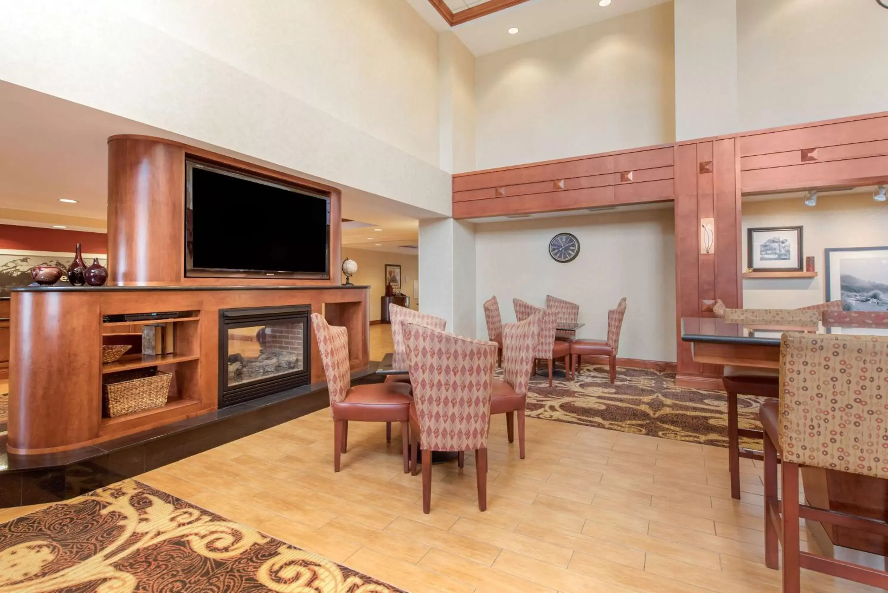 Lobby or reception, TV/Entertainment Center in Hampton Inn & Suites Arcata