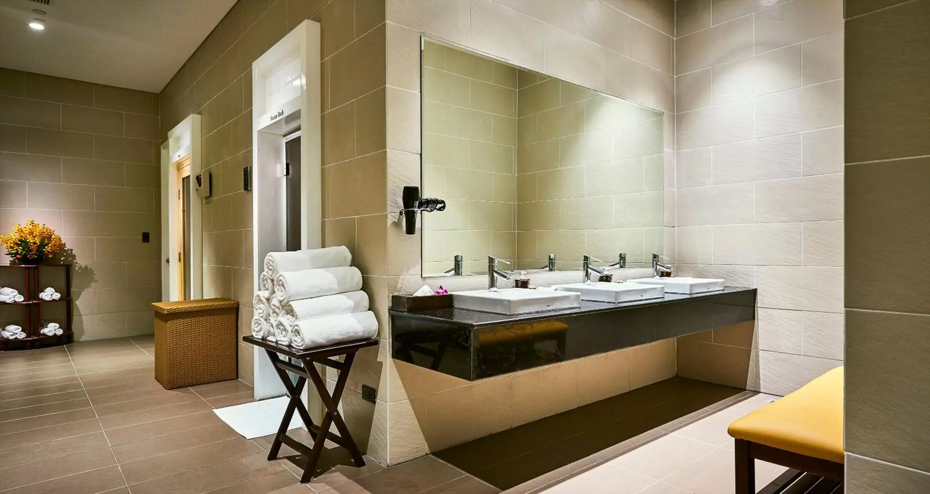 Spa and wellness centre/facilities, Bathroom in Windsor Plaza Hotel