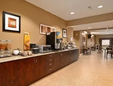 Breakfast in Microtel Inn & Suites by Wyndham Ozark Breakfast in Microtel Inn & Suites by Wyndham Ozark