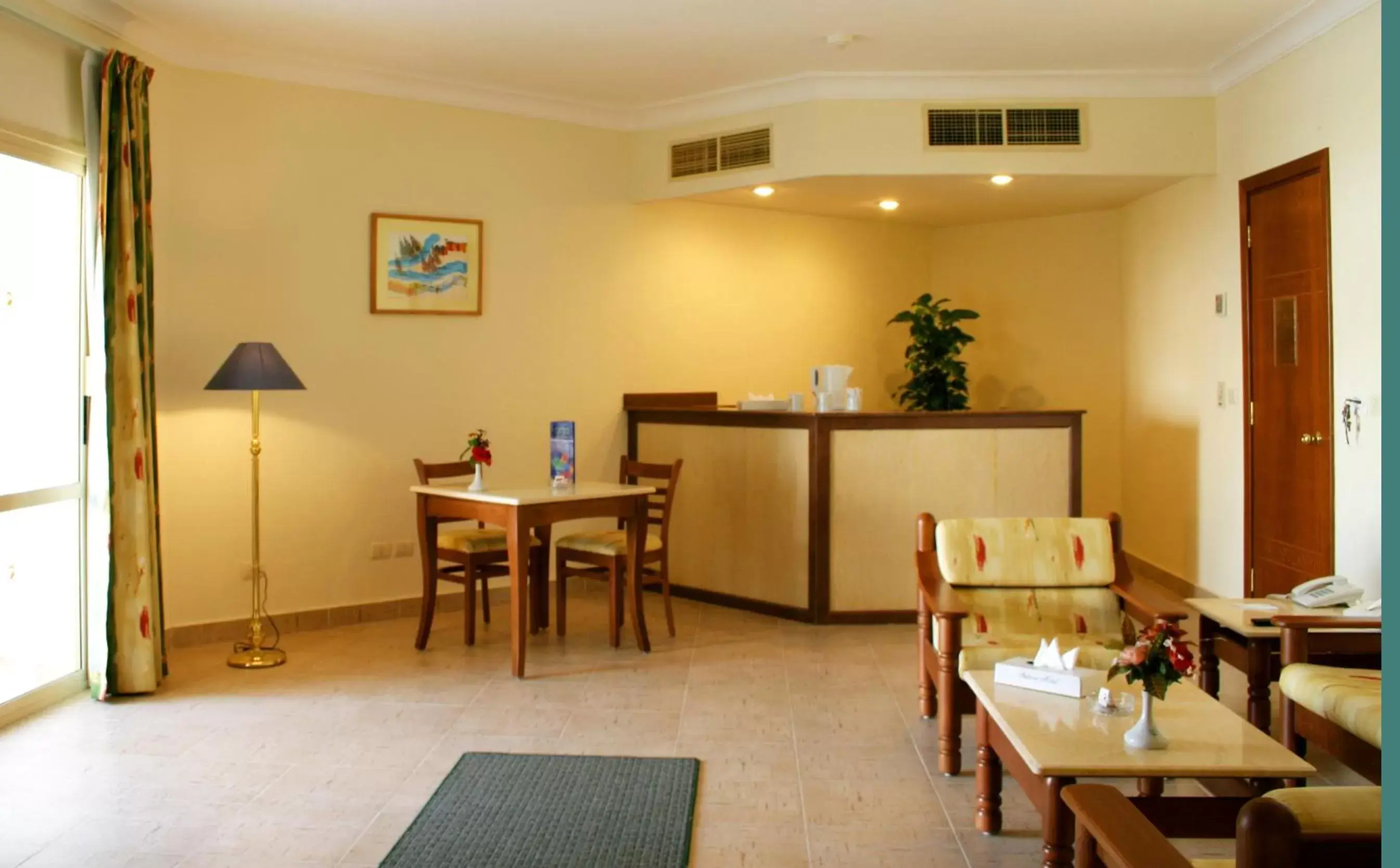 Living room, Restaurant/Places to Eat in Falcon Hills Hotel