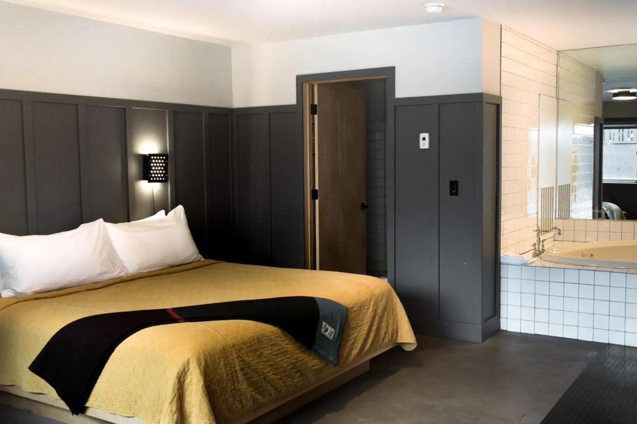 Bedroom, Bed in The Coachman Hotel