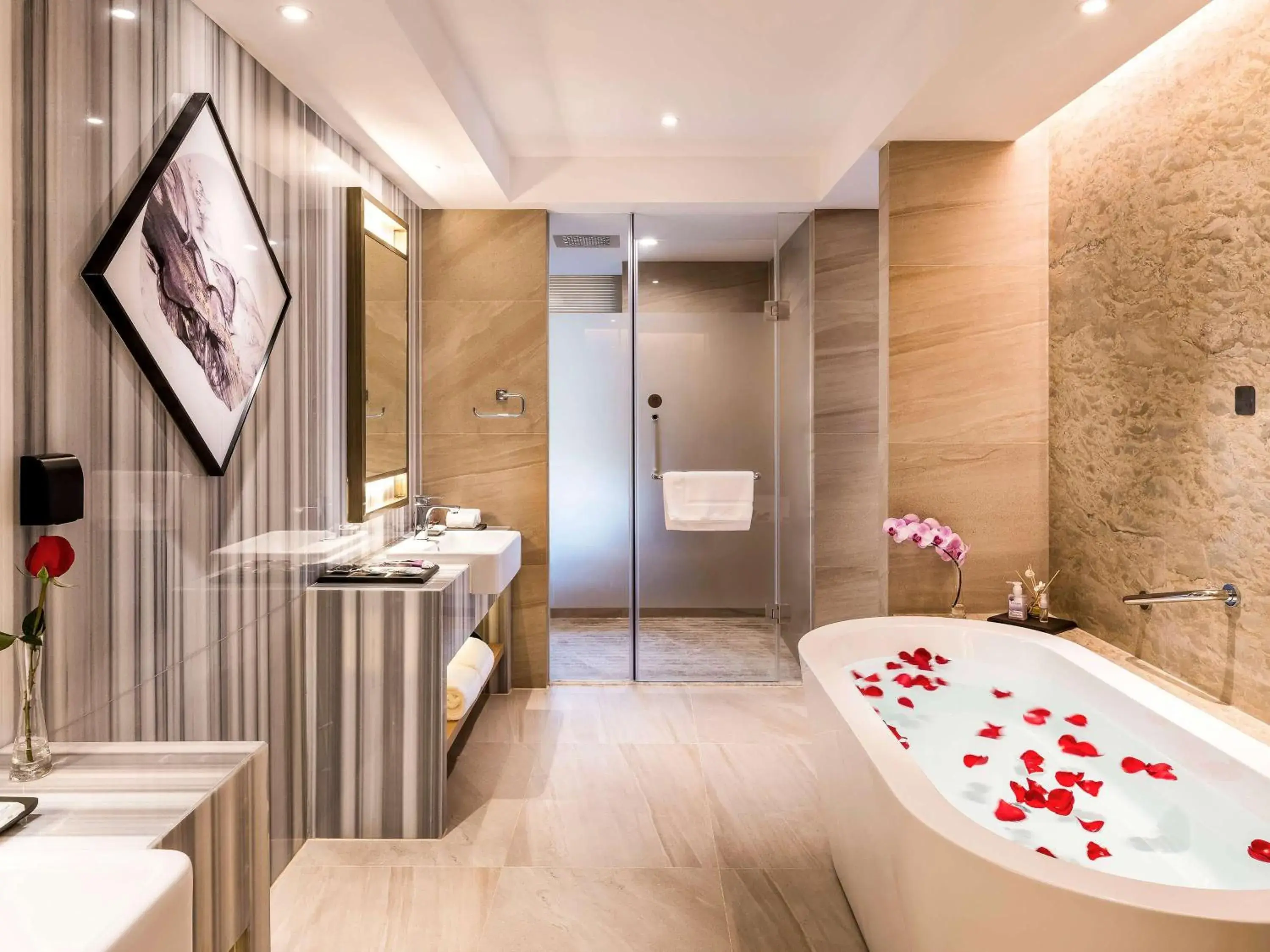 Photo of the whole room, Bathroom in Mercure Chengdu Huapaifang