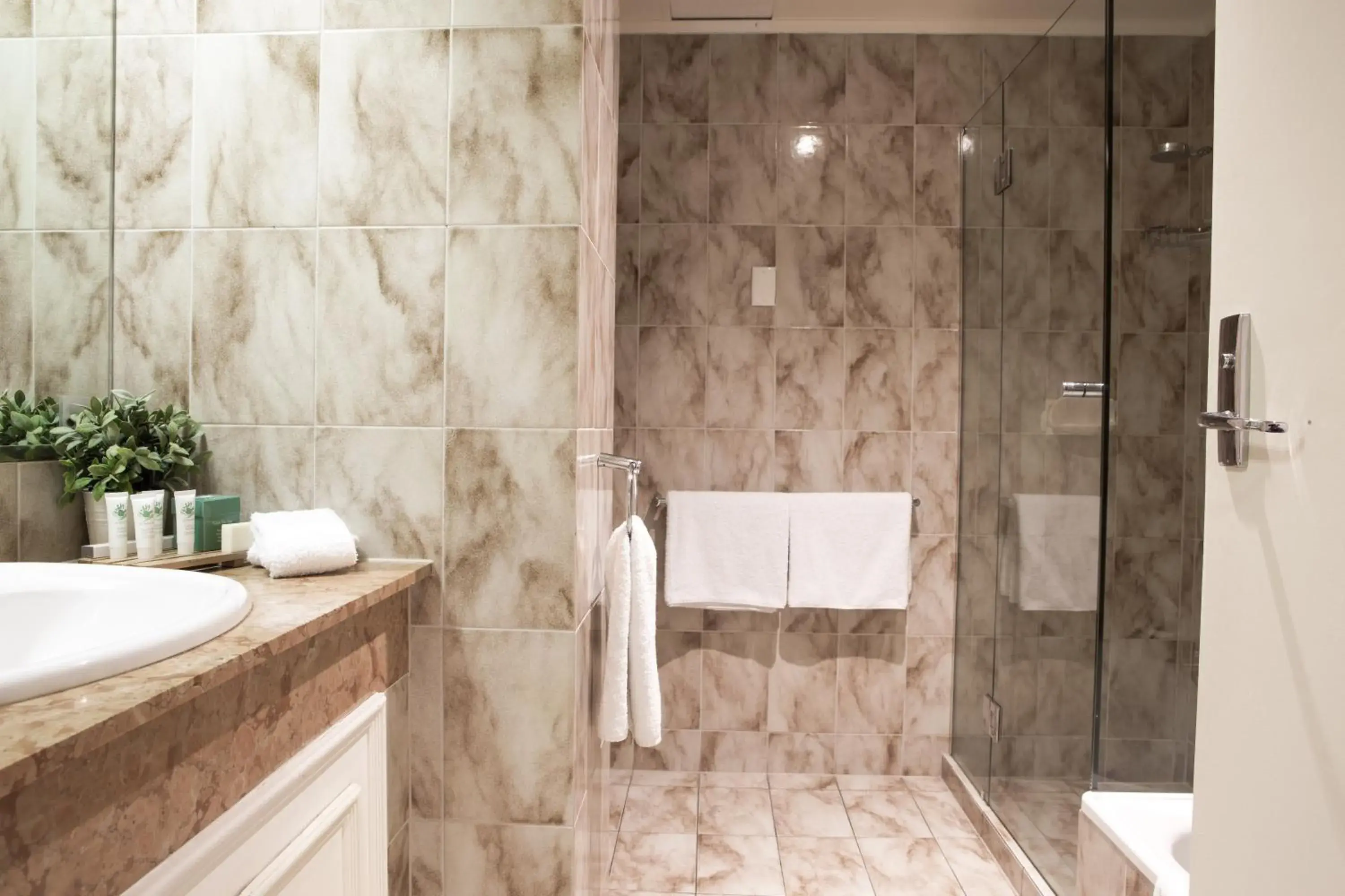 Bathroom in Hotel Richmond on Rundle Mall