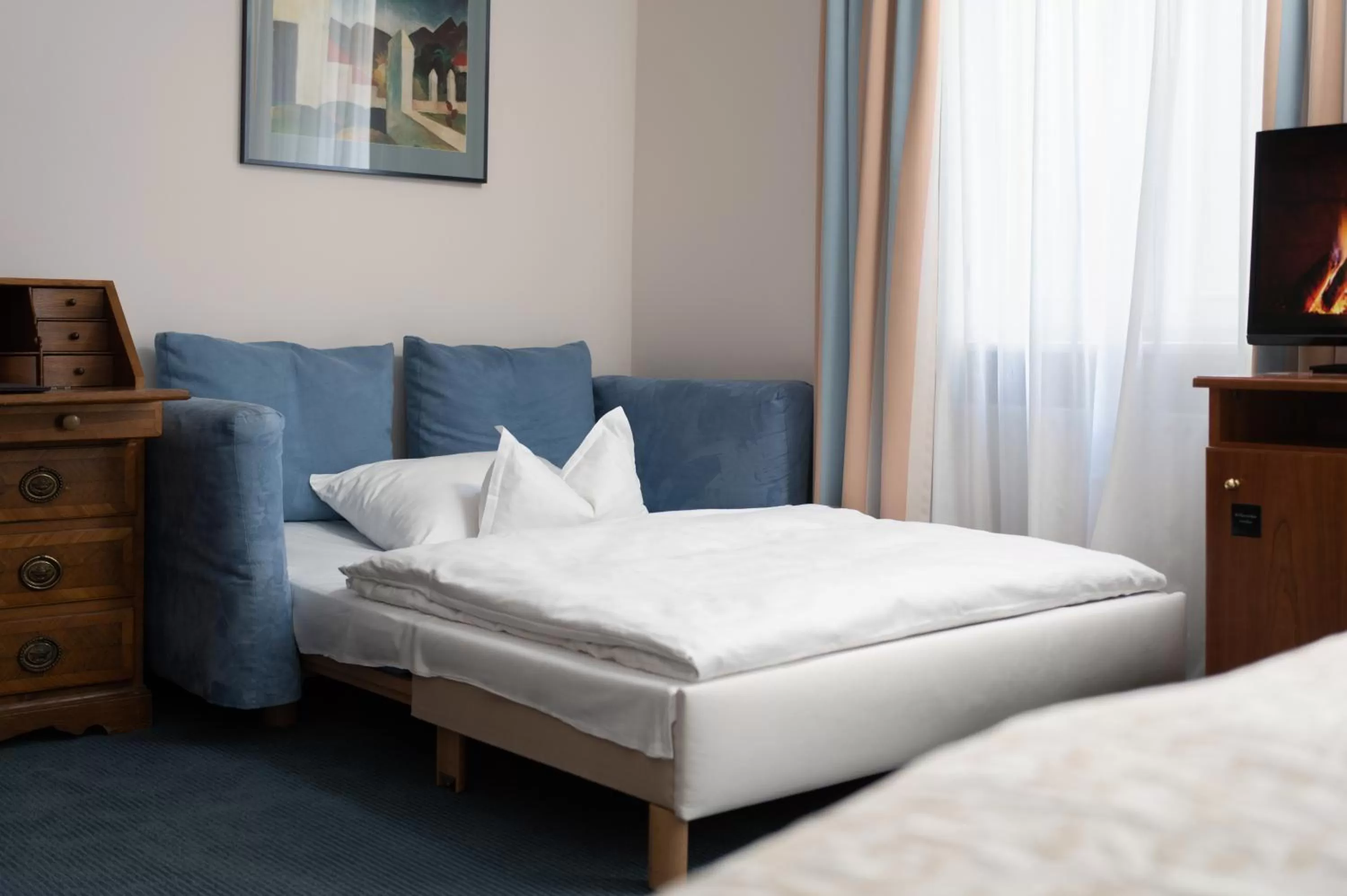 Photo of the whole room, Bed in Hotel Baseler Hof