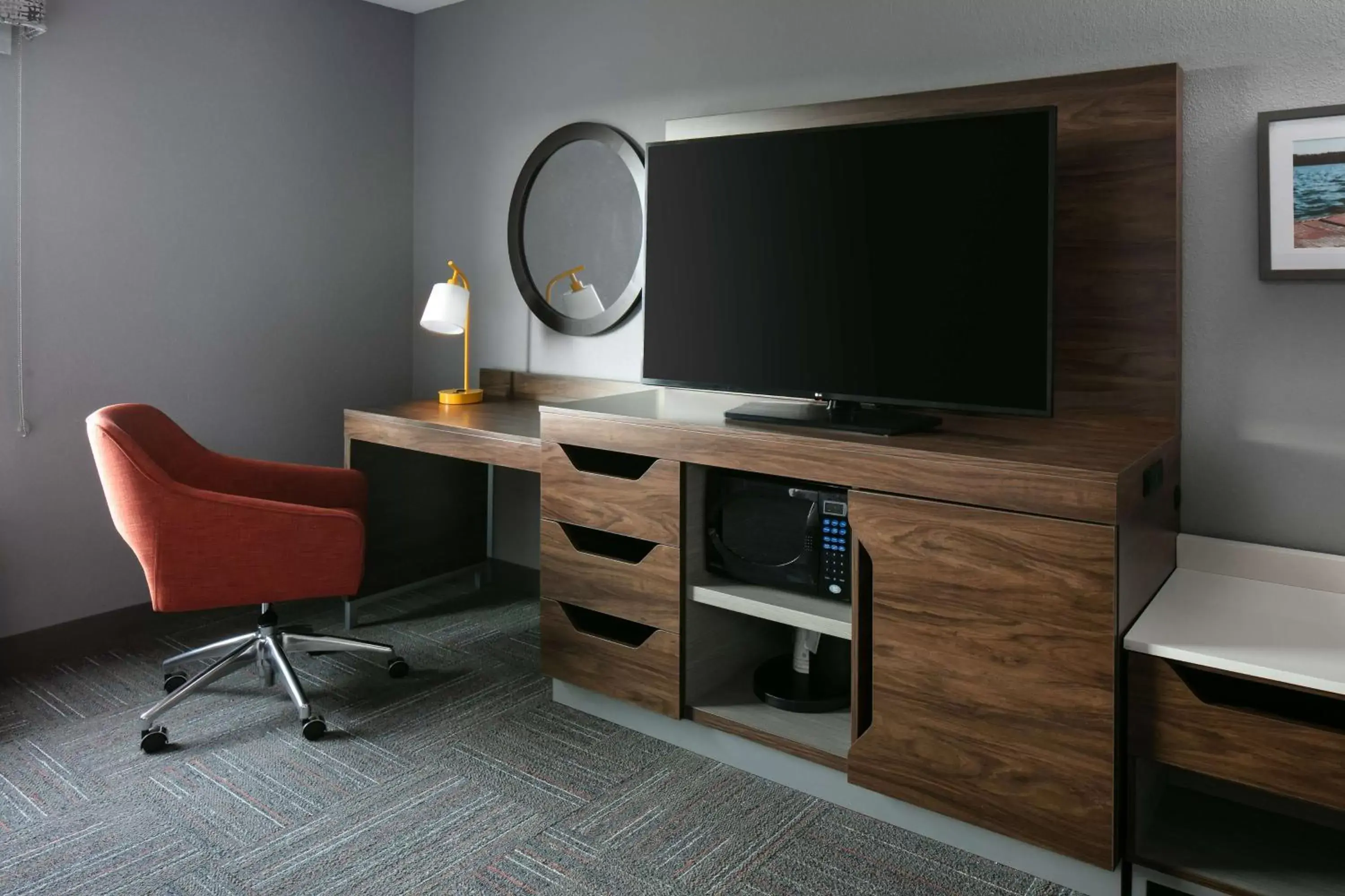 Bedroom, TV/Entertainment Center in Hampton Inn & Suites West Bend