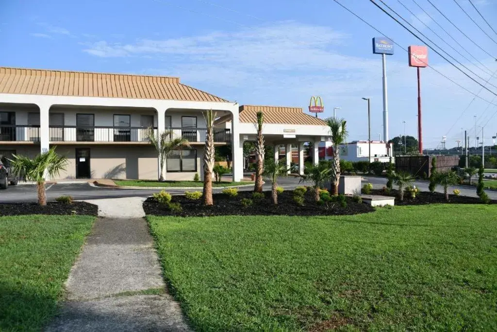 Property building in Baymont by Wyndham Macon I-75 Property building in Baymont by Wyndham Macon I-75