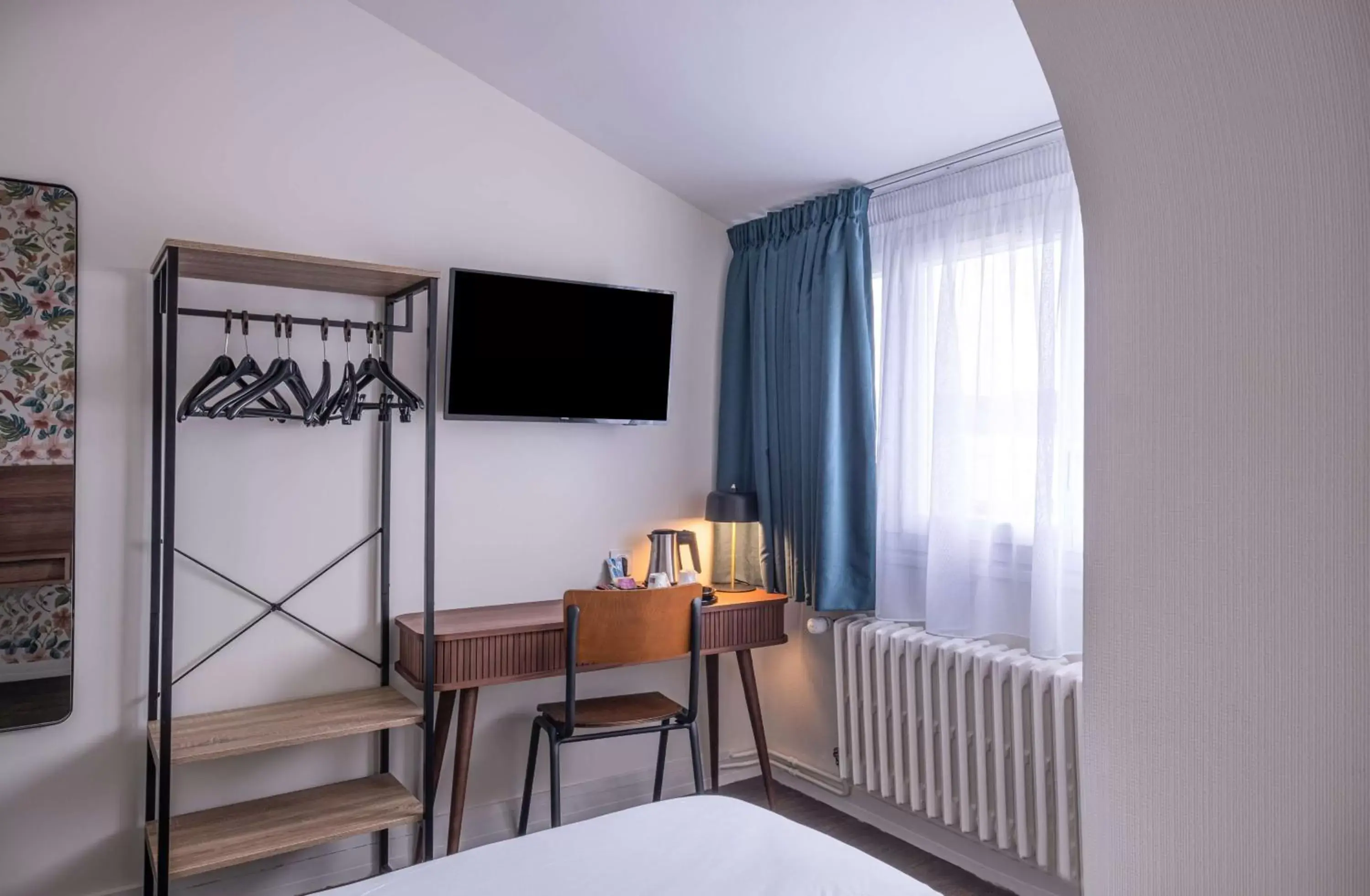 Bedroom, TV/Entertainment Center in Sure Hotel By Best Western Lorient Centre