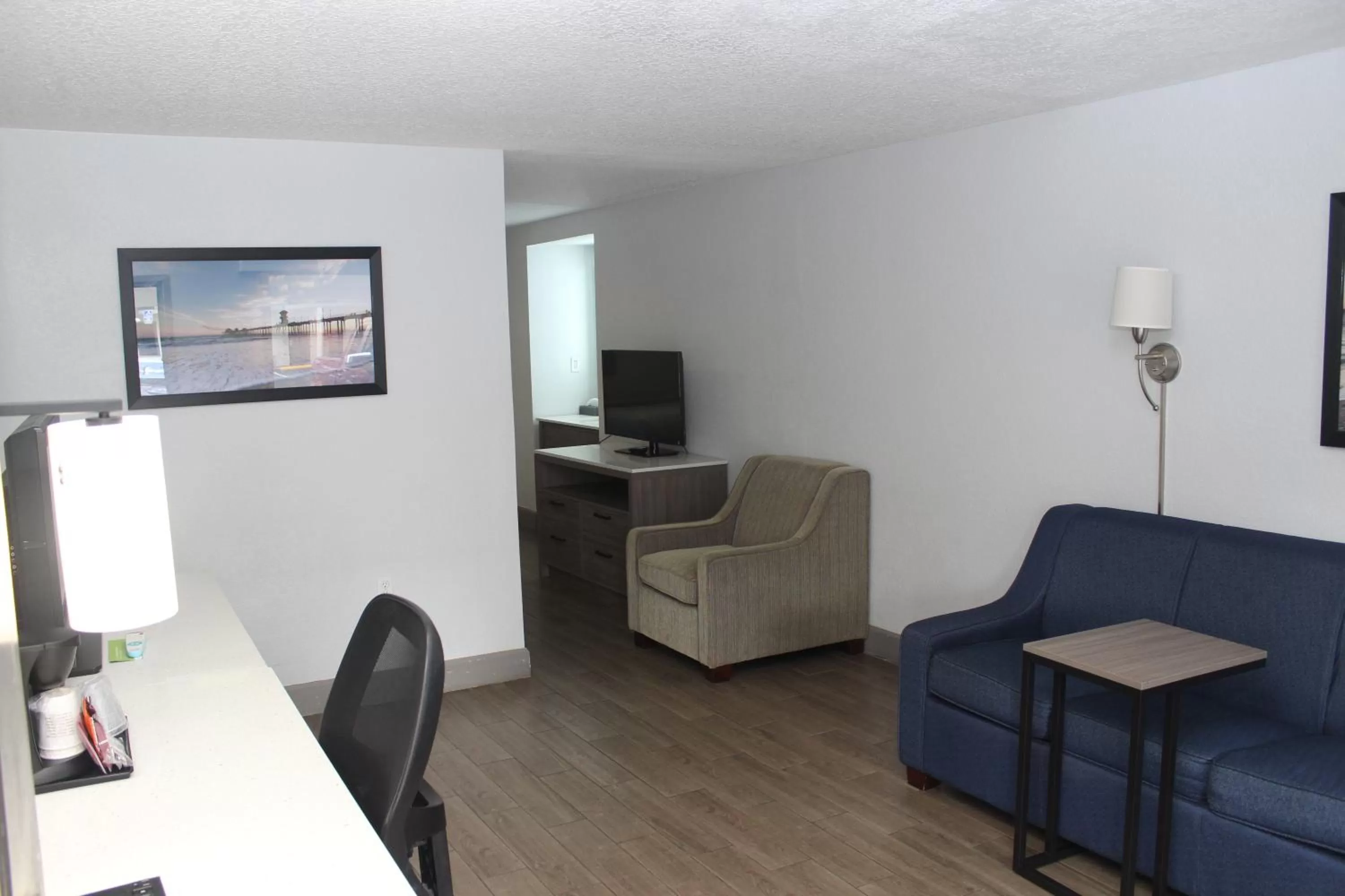 Living room in La Quinta by Wyndham Oceanfront Daytona Beach