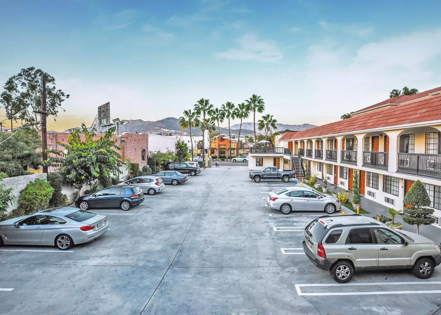 Property building in Chariot Inn Glendale - Pasadena