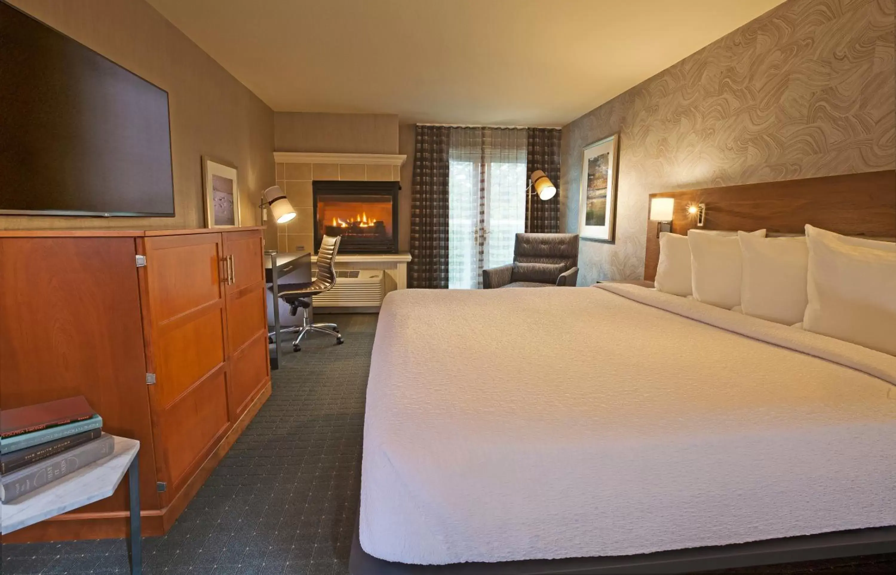 Photo of the whole room, Bed in Silver Cloud Hotel - Mukilteo Waterfront