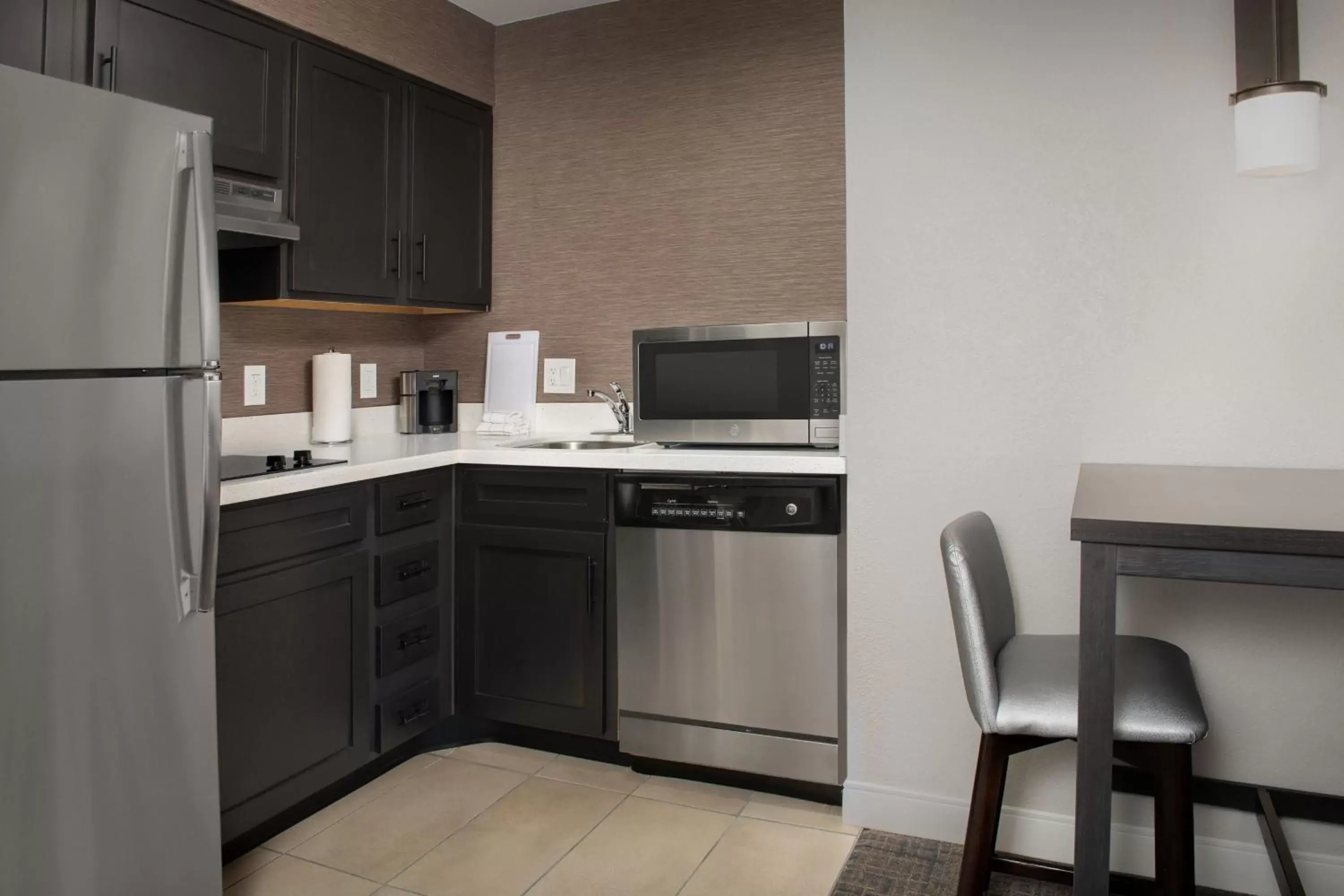 Bedroom, Kitchen/Kitchenette in Residence Inn by Marriott Phoenix Airport