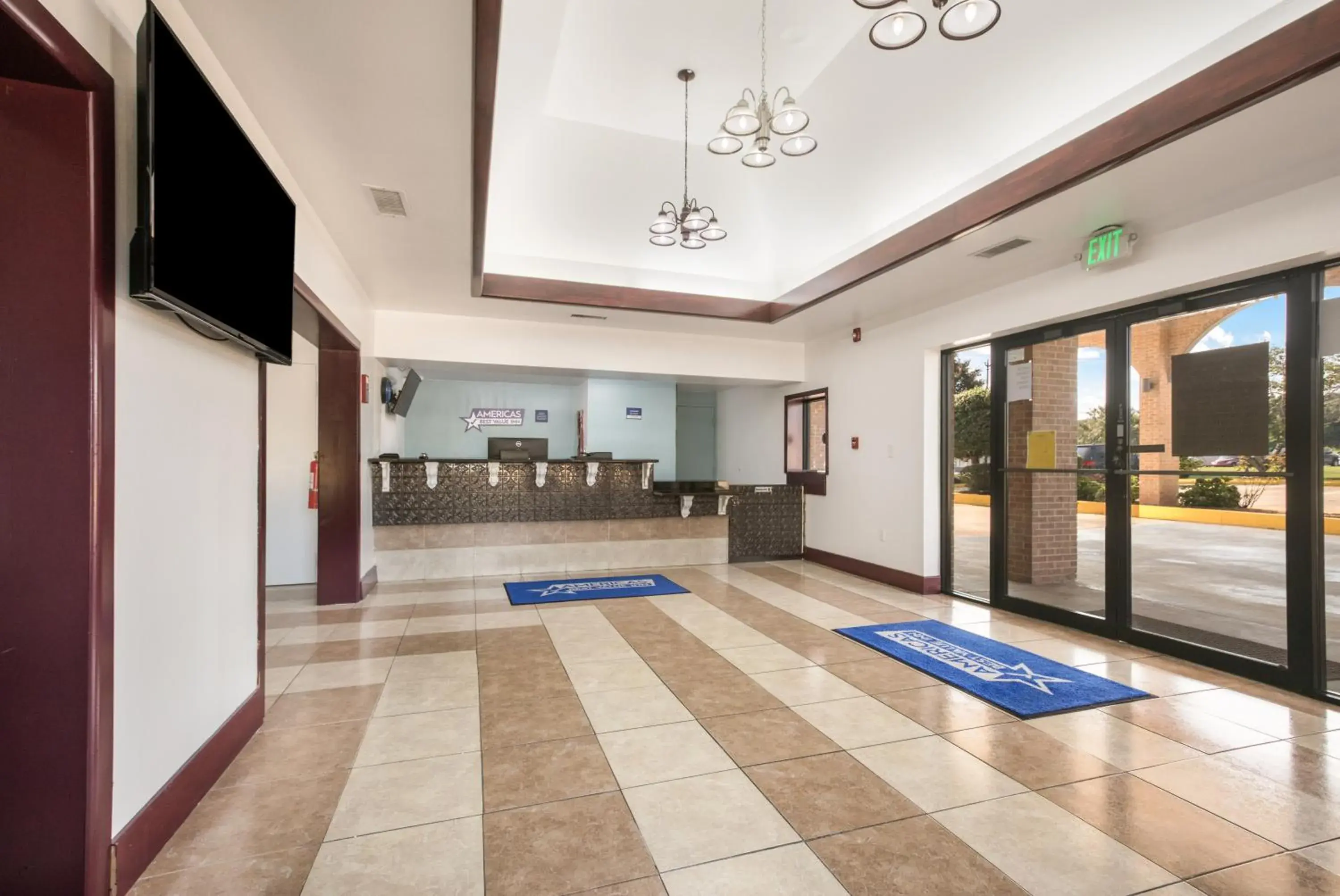 Communal lounge/ TV room, Lobby/Reception in Americas Best Value Inn Stockbridge