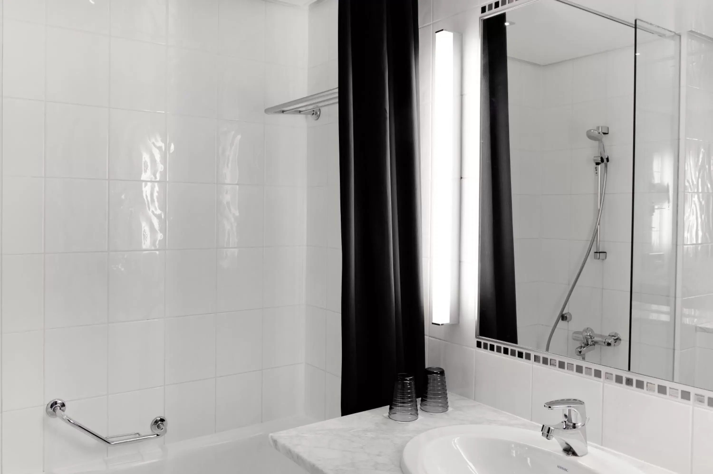 Shower, Bathroom in Radisson Blu Plaza Hotel, Helsinki