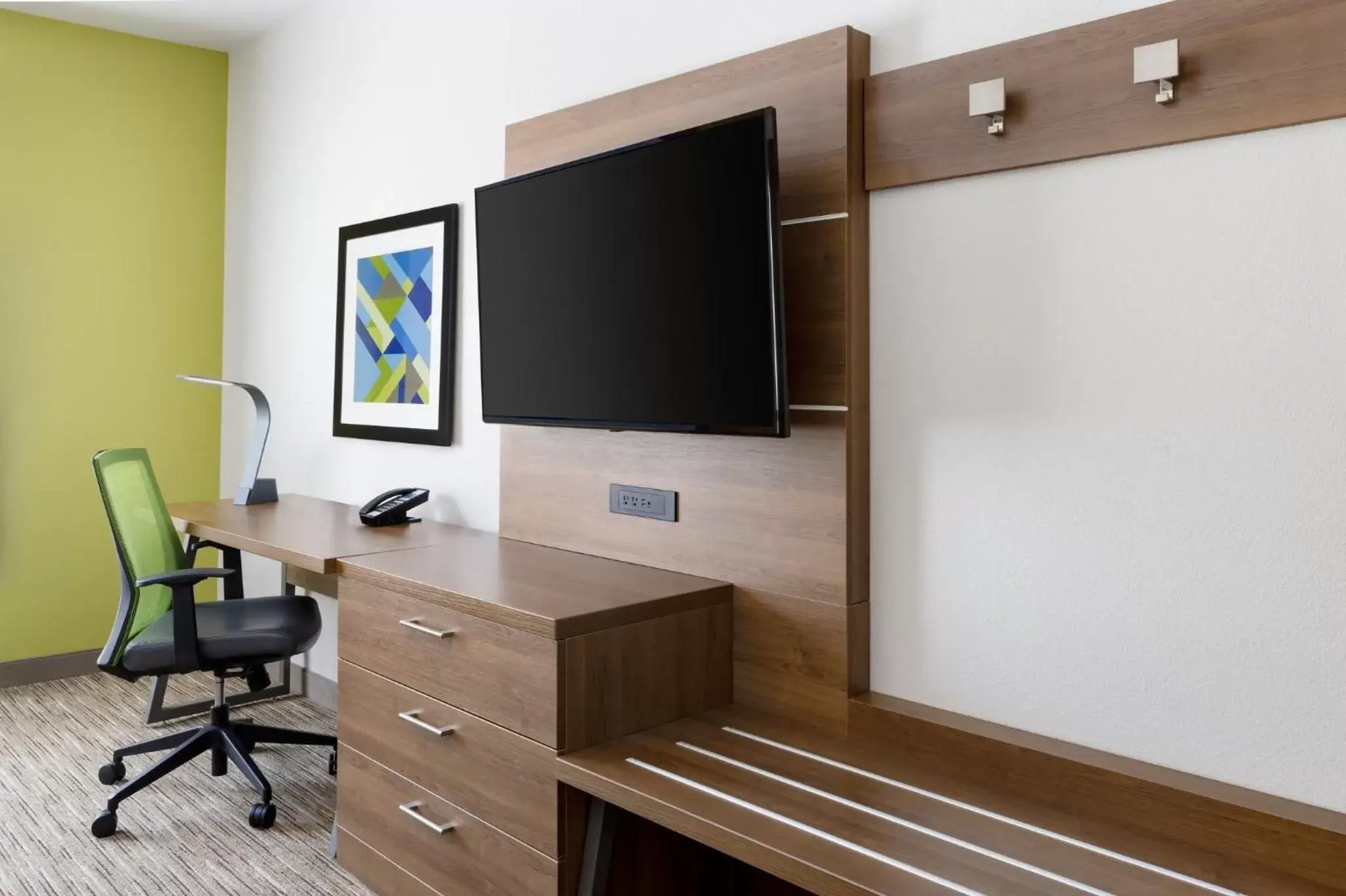 Photo of the whole room, TV/Entertainment Center in Holiday Inn Express & Suites Oakhurst-Yosemite Park Area, an IHG Hotel