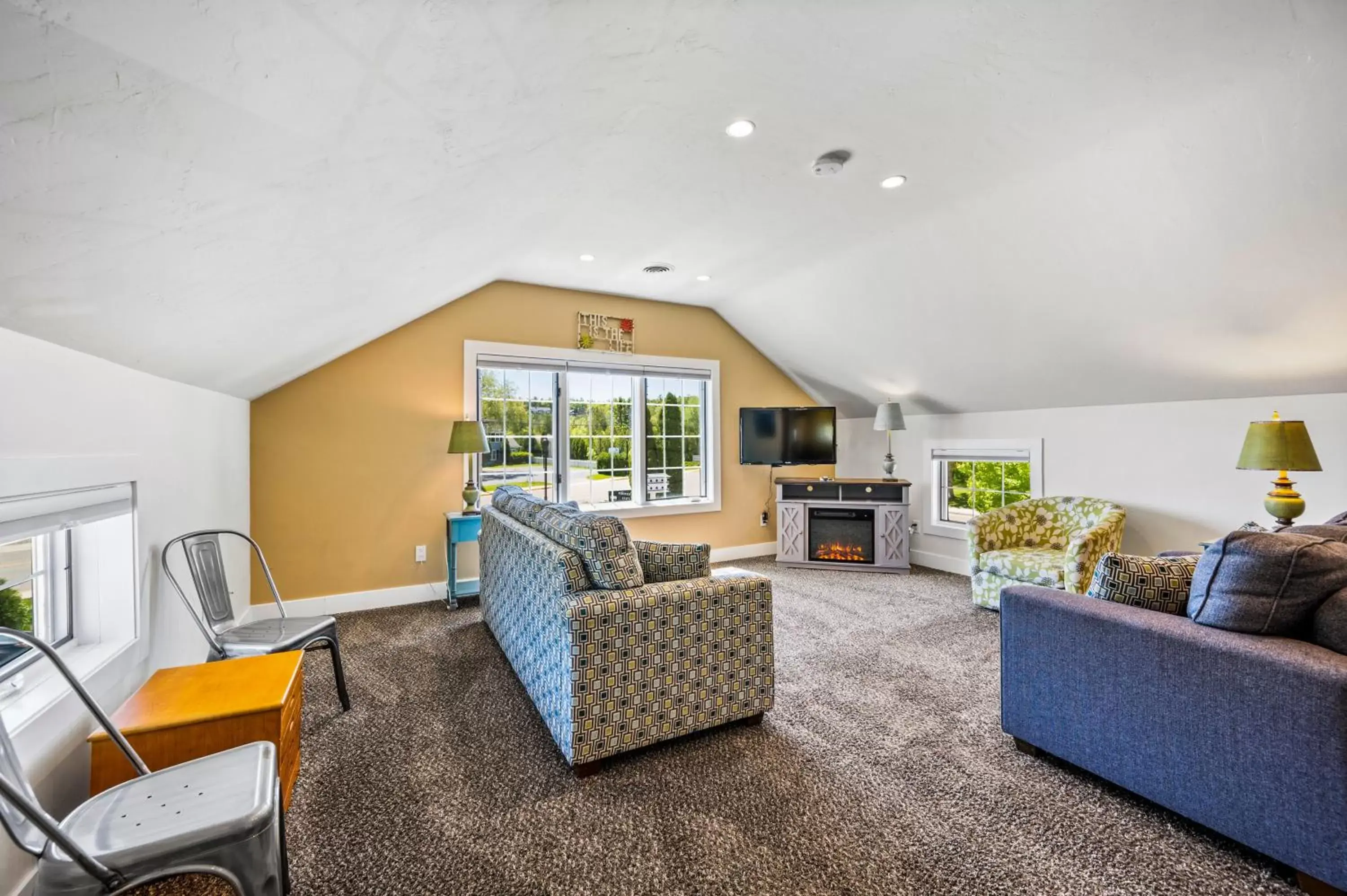 Living room, Seating Area in Julie's Park Cafe & Motel